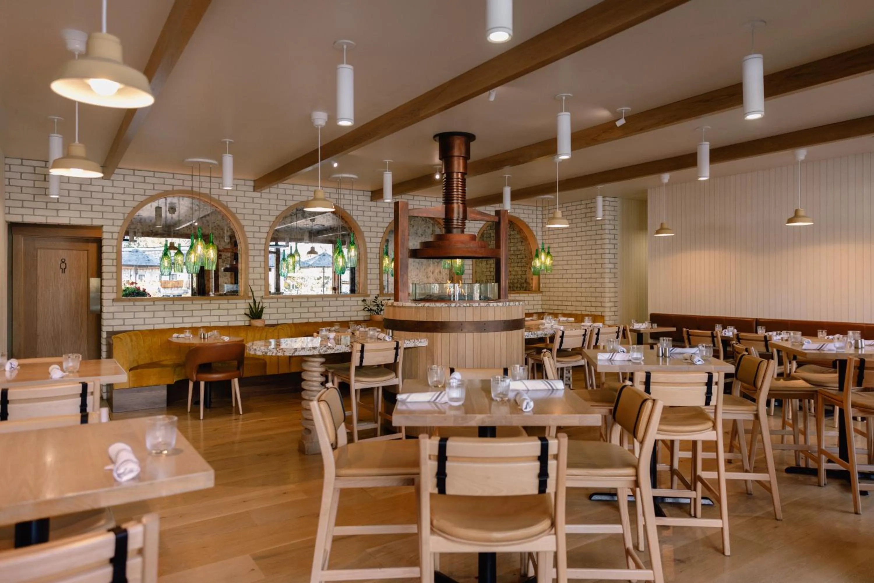 Restaurant/places to eat in Hotel Canoe and Suites