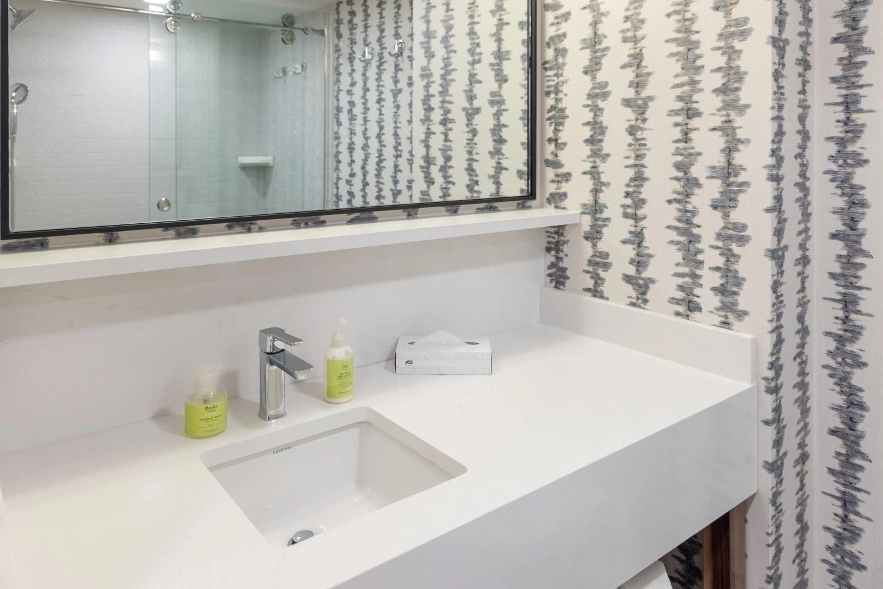 Bathroom in Hotel Canoe and Suites