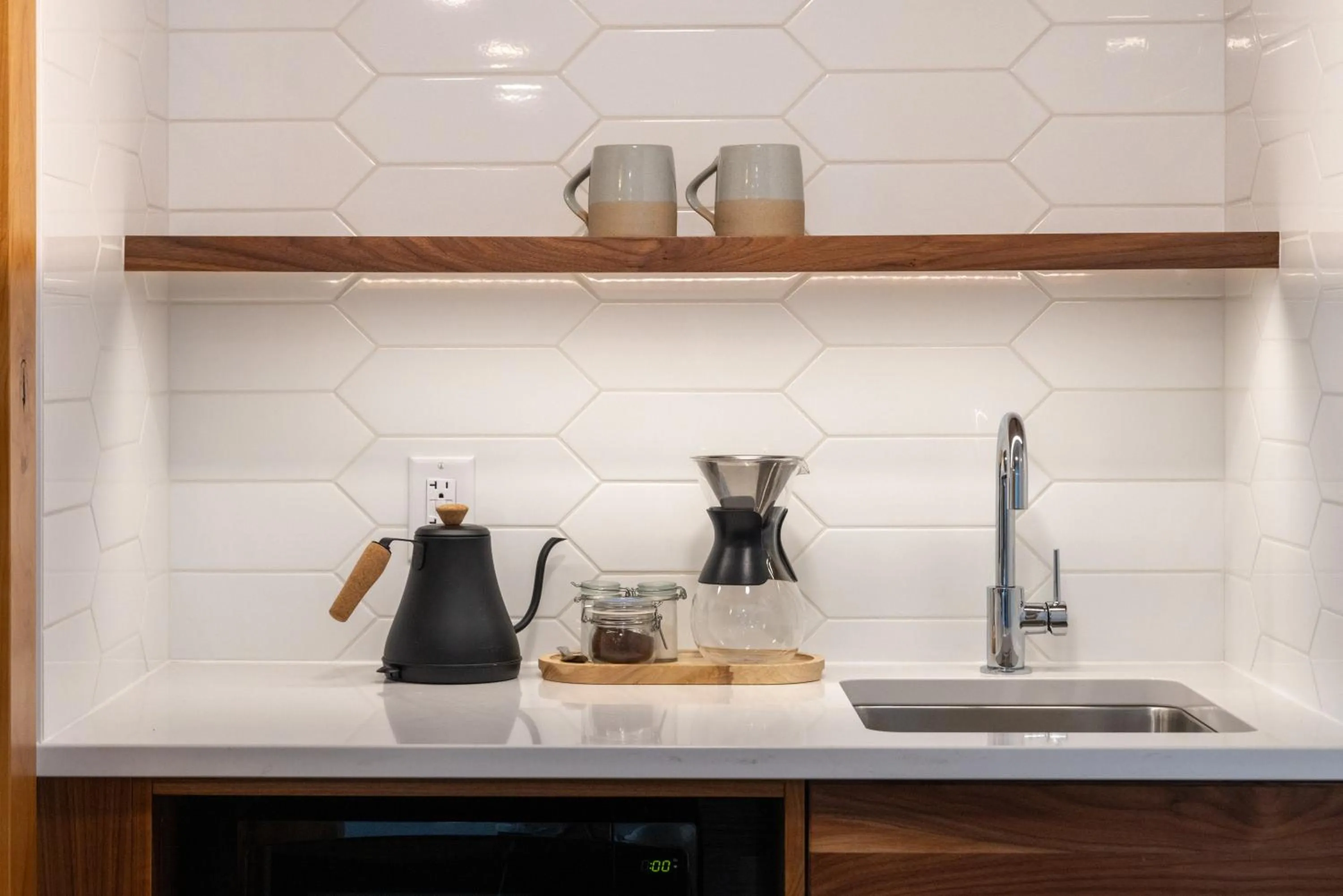 Coffee/tea facilities in Hotel Canoe and Suites