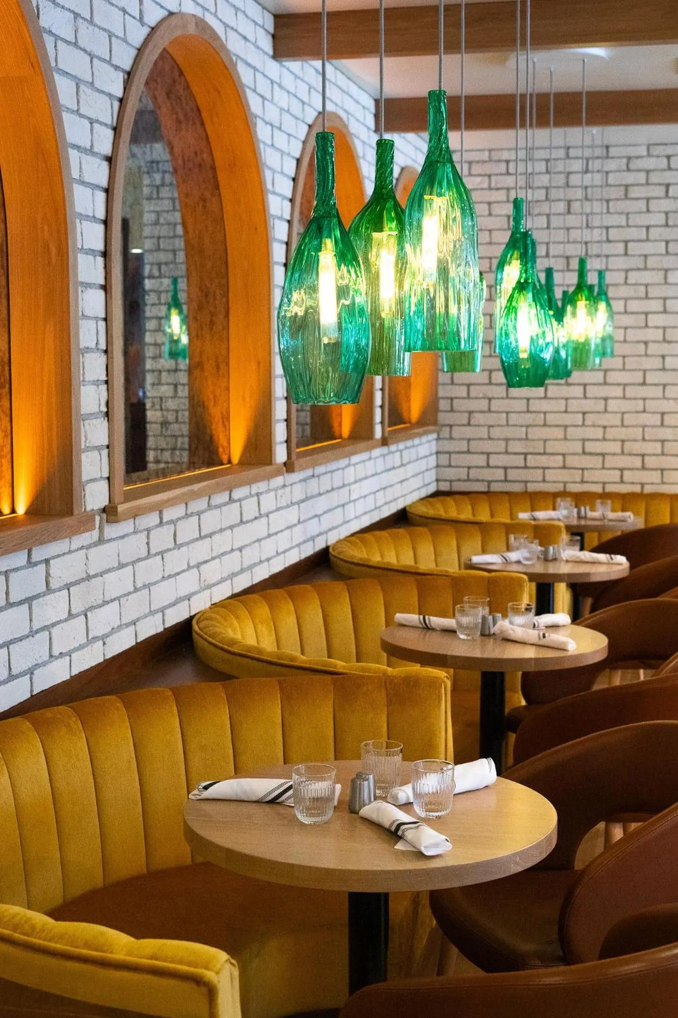 Restaurant/places to eat in Hotel Canoe and Suites