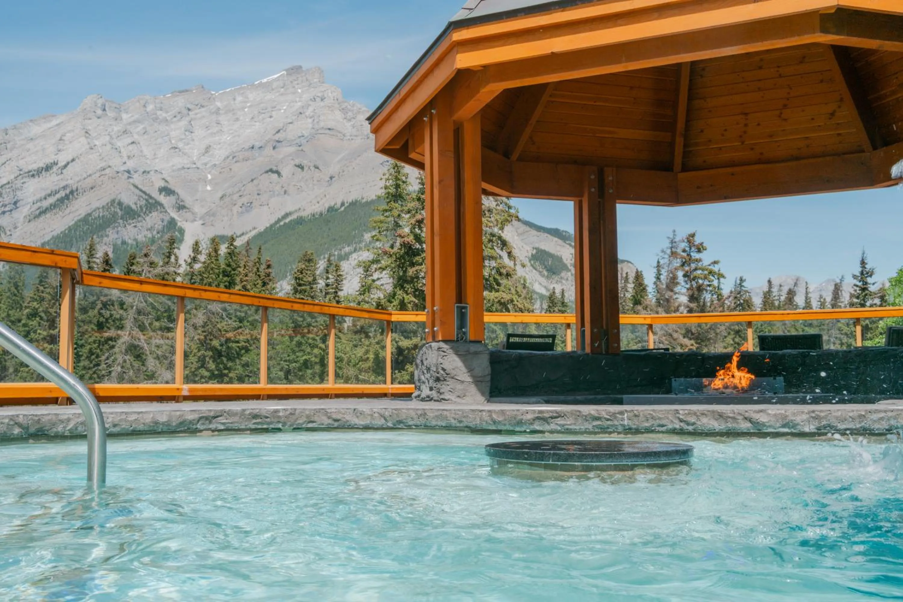 Hot Tub in Hotel Canoe and Suites