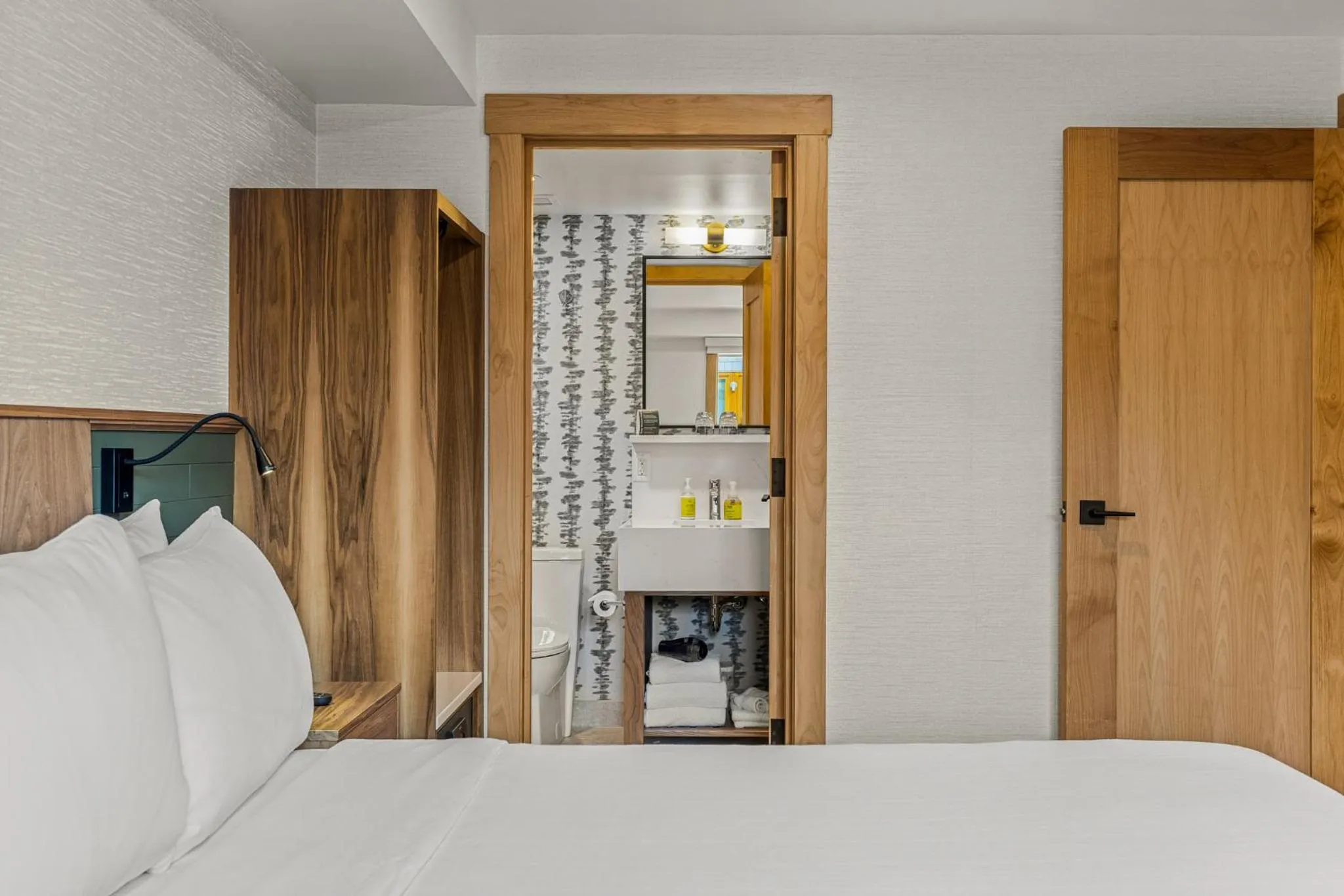 Bedroom, Bed in Hotel Canoe and Suites