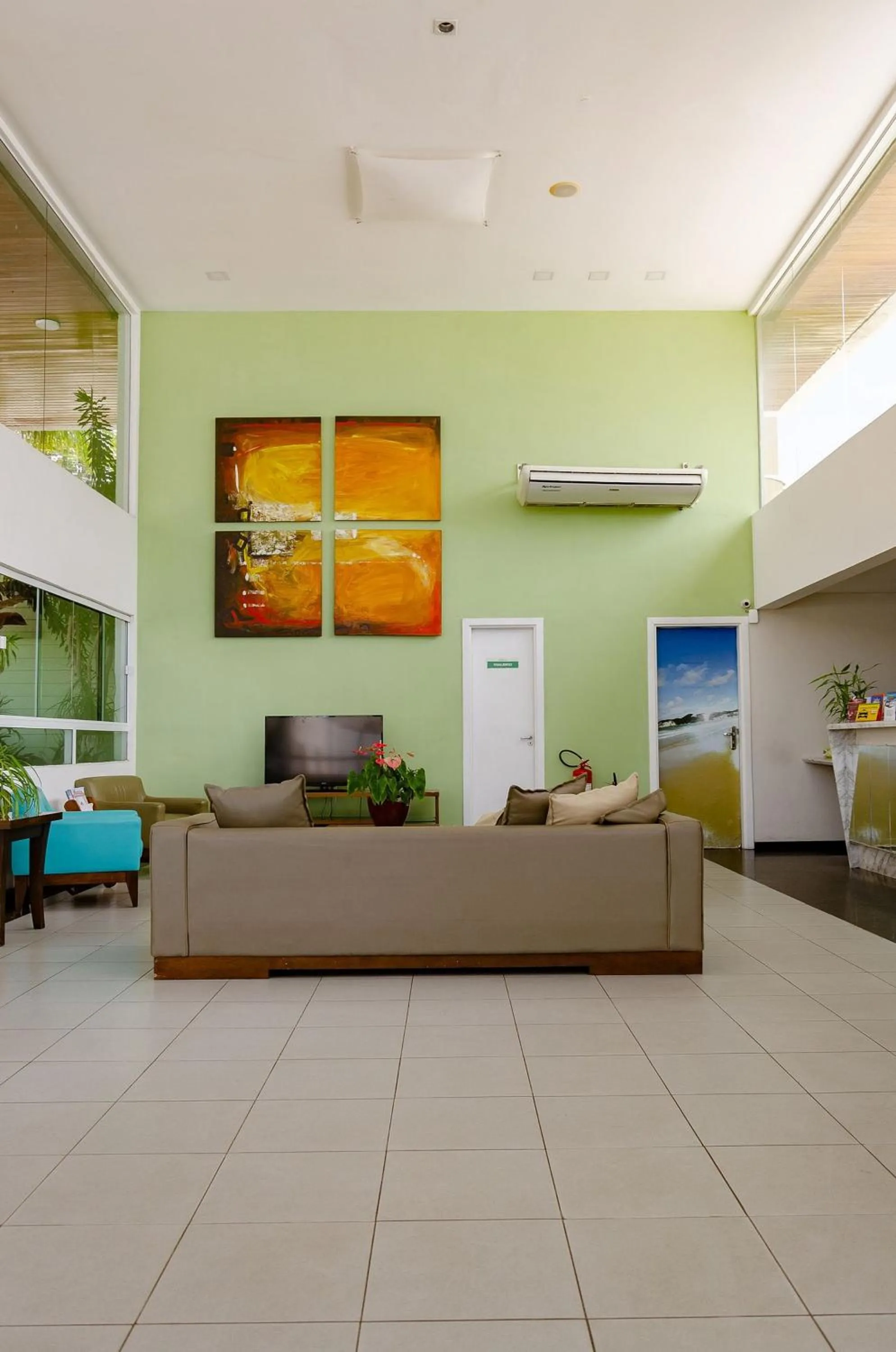 Communal lounge/ TV room in Suíte PÉ NA AREIA com PISCINA, WIFI e ESTACIONAMENTO em PONTA NEGRA