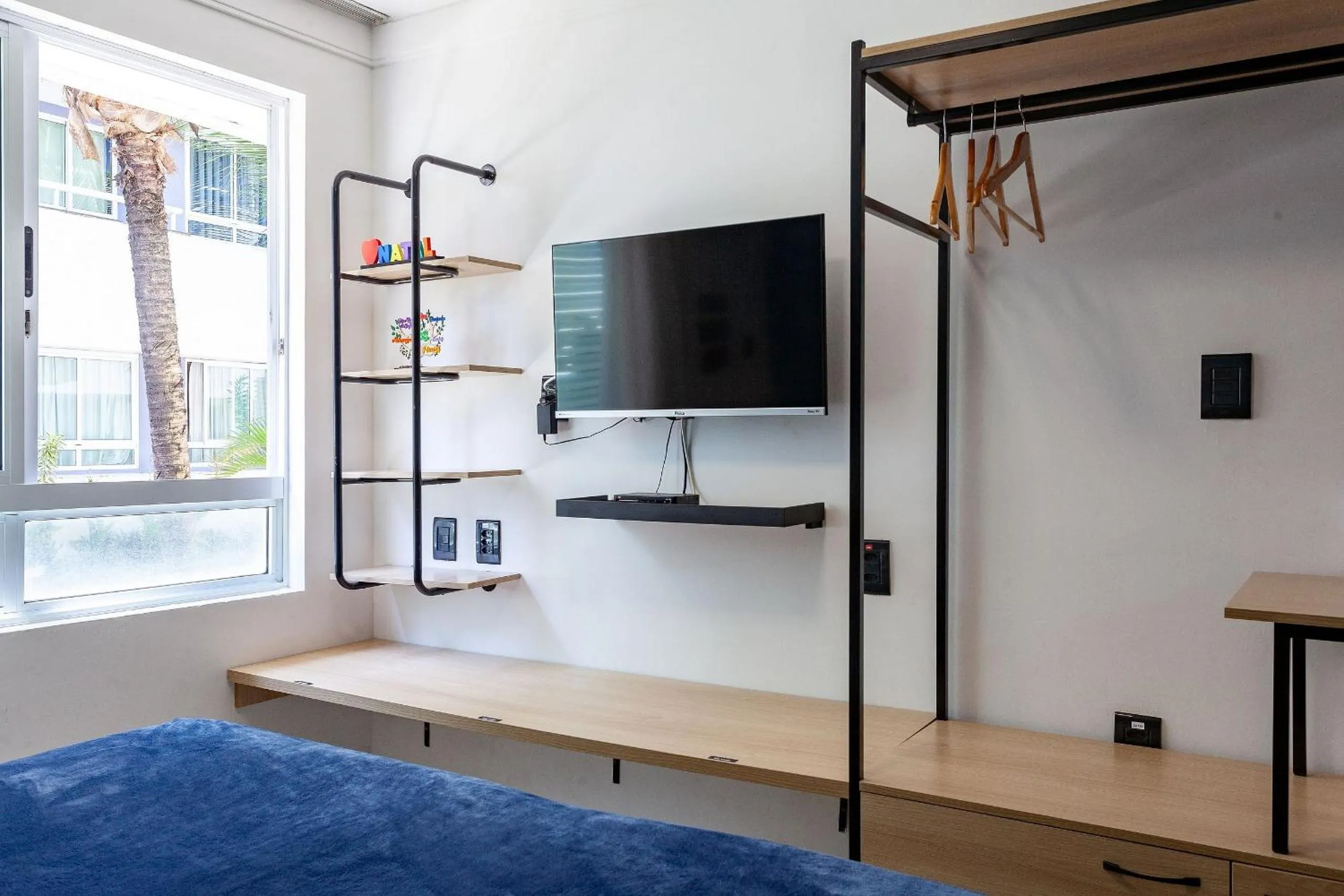 TV and multimedia in Suíte PÉ NA AREIA com PISCINA, WIFI e ESTACIONAMENTO em PONTA NEGRA