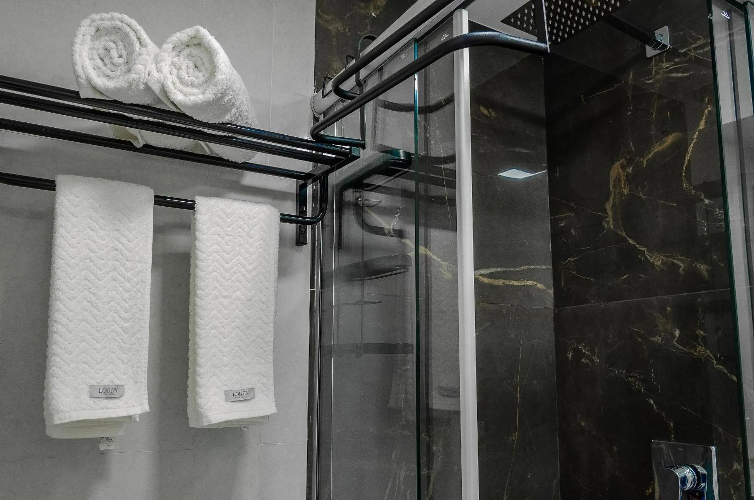 Shower in Suíte PÉ NA AREIA com PISCINA, WIFI e ESTACIONAMENTO em PONTA NEGRA