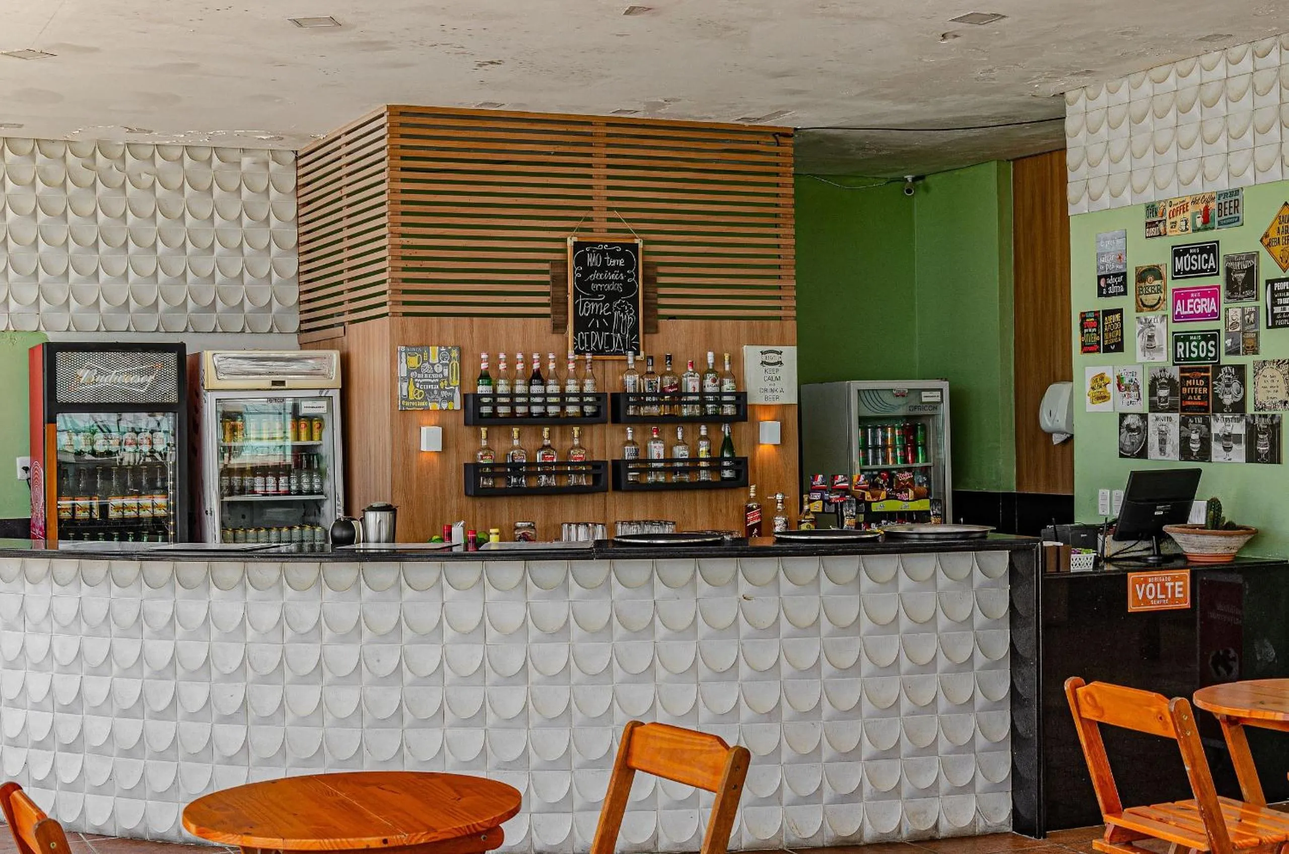 Lounge or bar in Suíte PÉ NA AREIA com PISCINA, WIFI e ESTACIONAMENTO em PONTA NEGRA