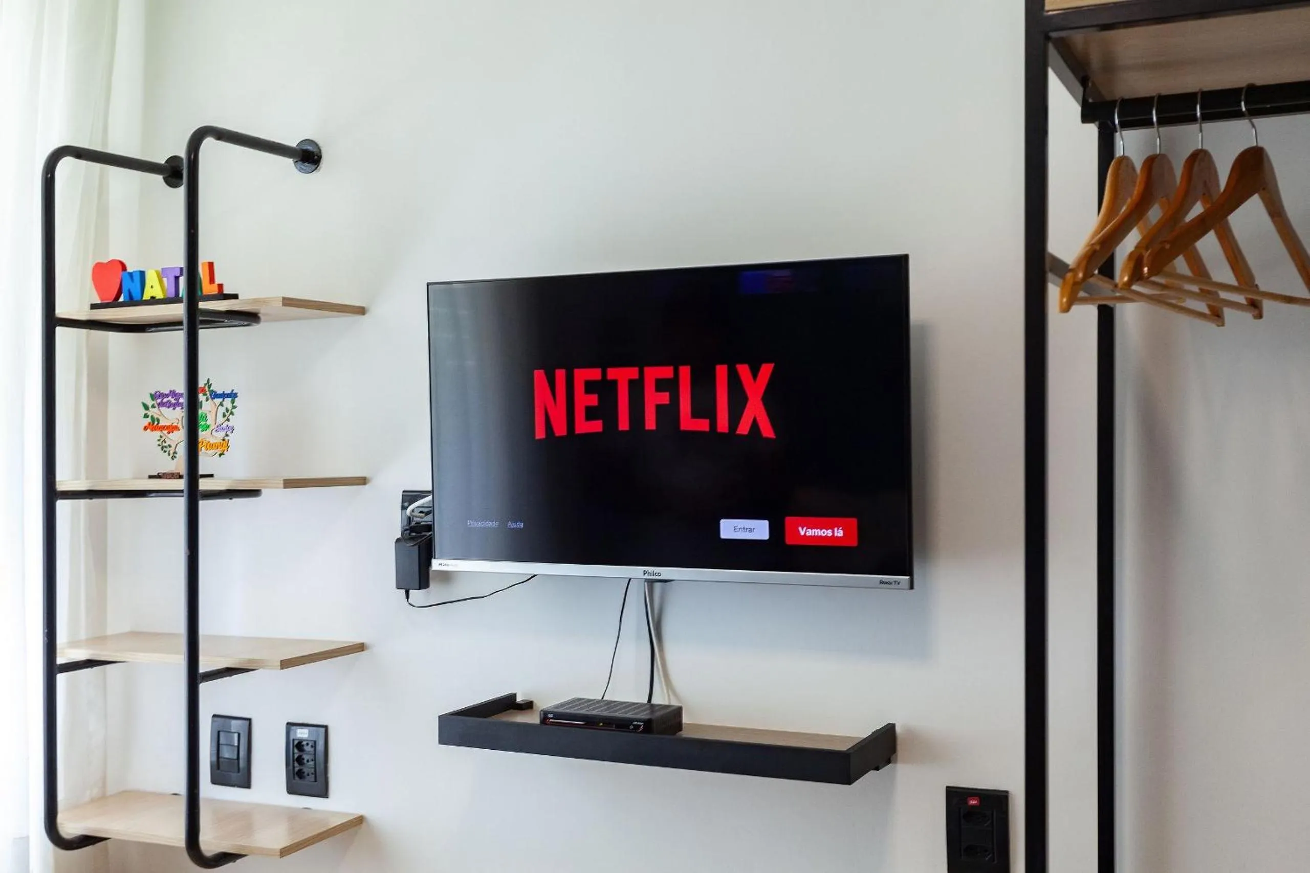 TV and multimedia in Suíte PÉ NA AREIA com PISCINA, WIFI e ESTACIONAMENTO em PONTA NEGRA