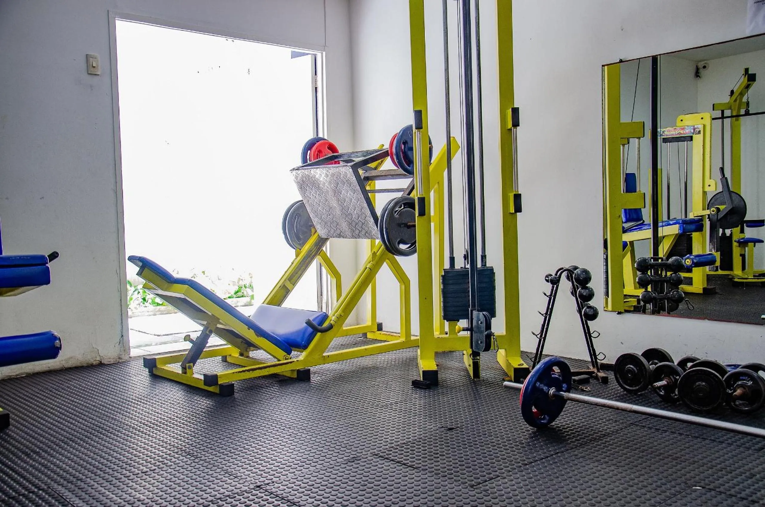 Fitness centre/facilities in Suíte PÉ NA AREIA com PISCINA, WIFI e ESTACIONAMENTO em PONTA NEGRA