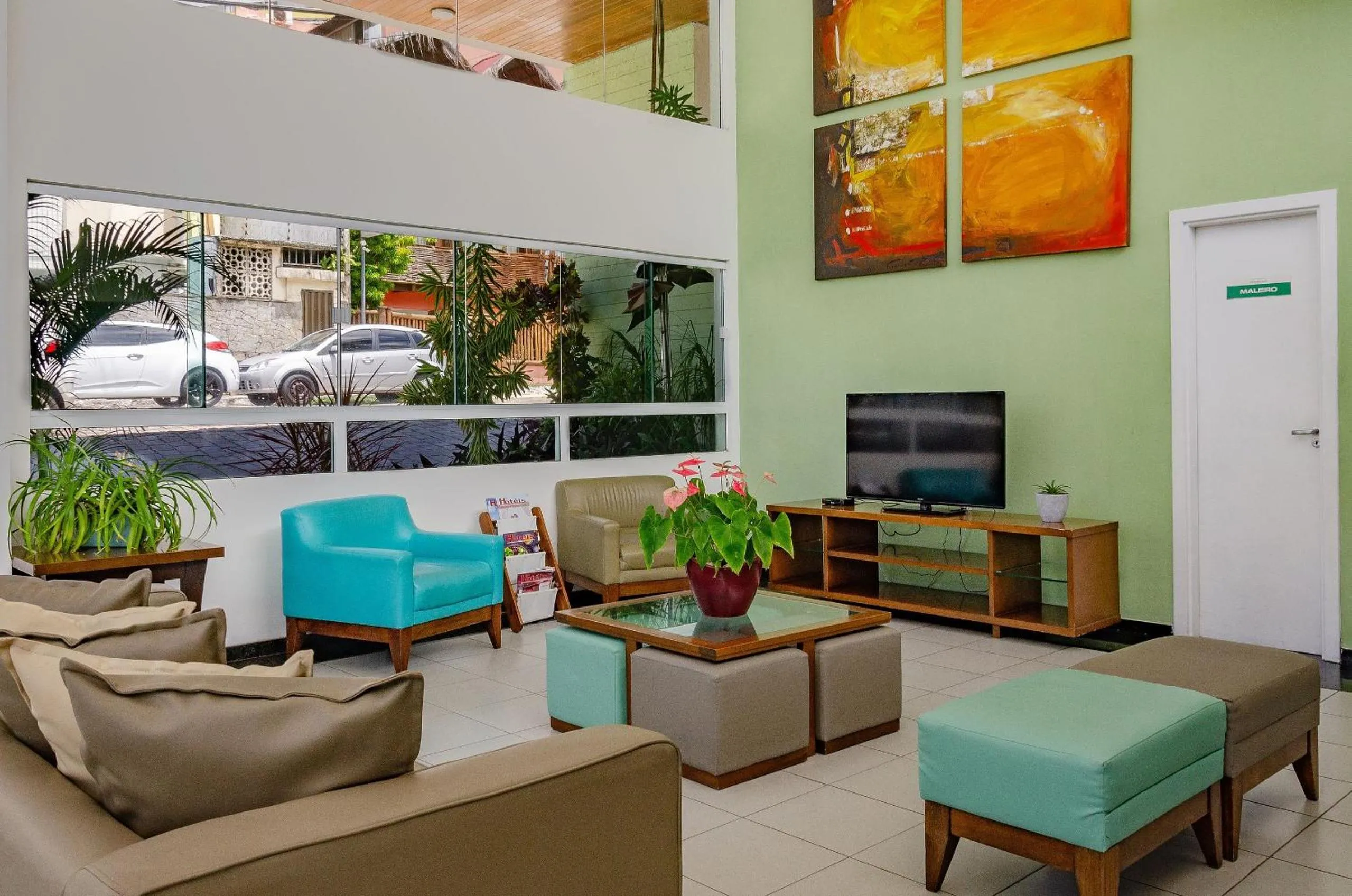 Communal lounge/ TV room in Suíte PÉ NA AREIA com PISCINA, WIFI e ESTACIONAMENTO em PONTA NEGRA