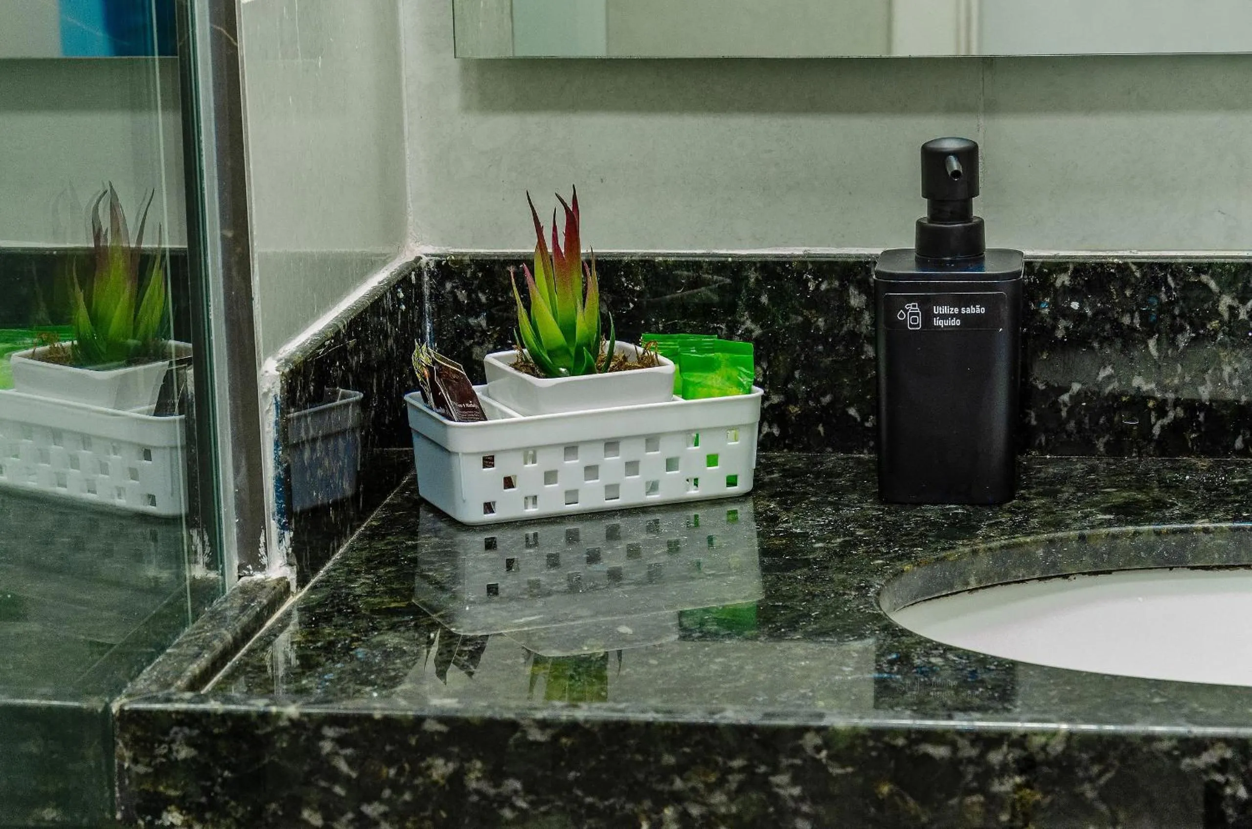 Bathroom in Suíte PÉ NA AREIA com PISCINA, WIFI e ESTACIONAMENTO em PONTA NEGRA