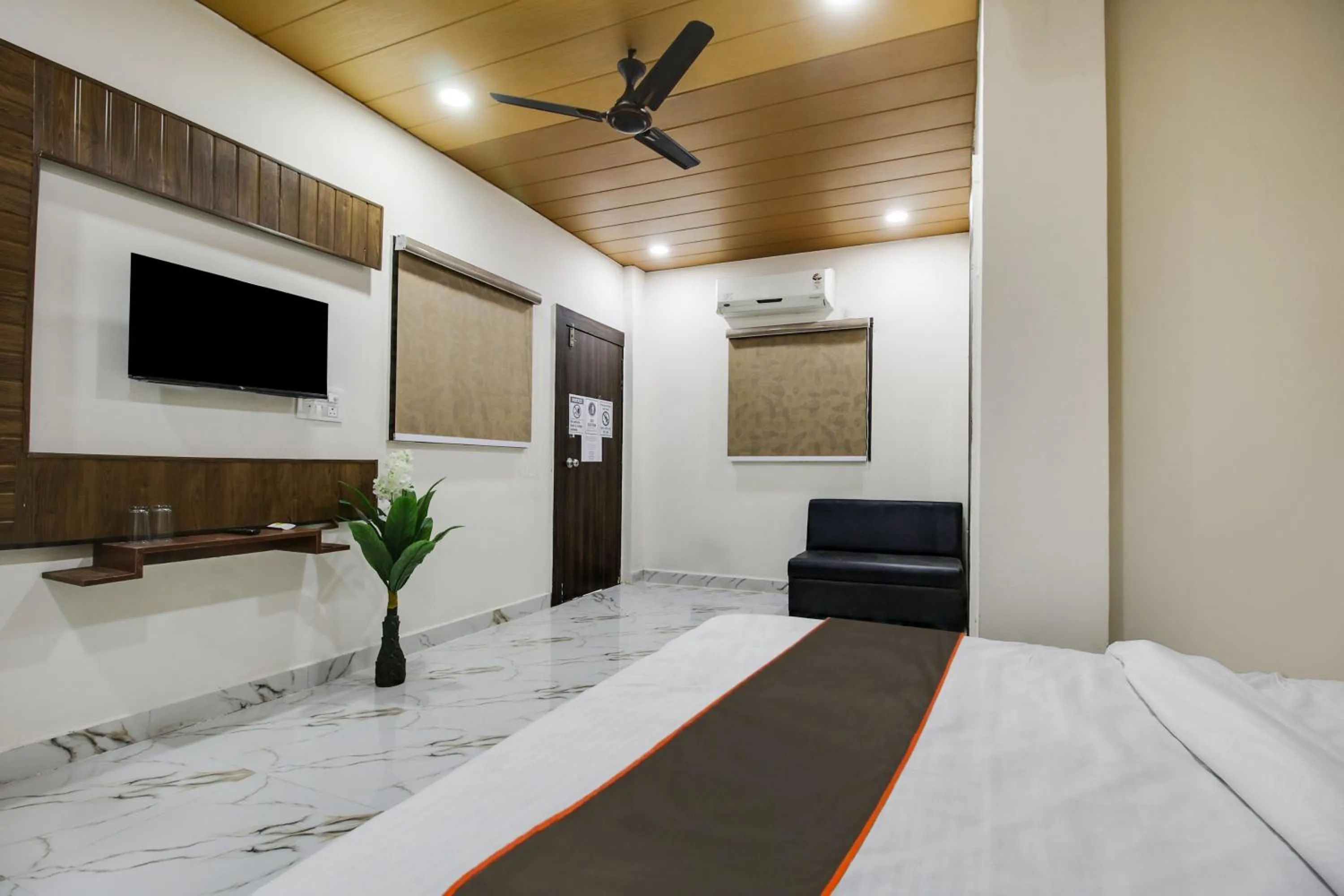 Bedroom in Hotel O by OYO Sawariya Regency