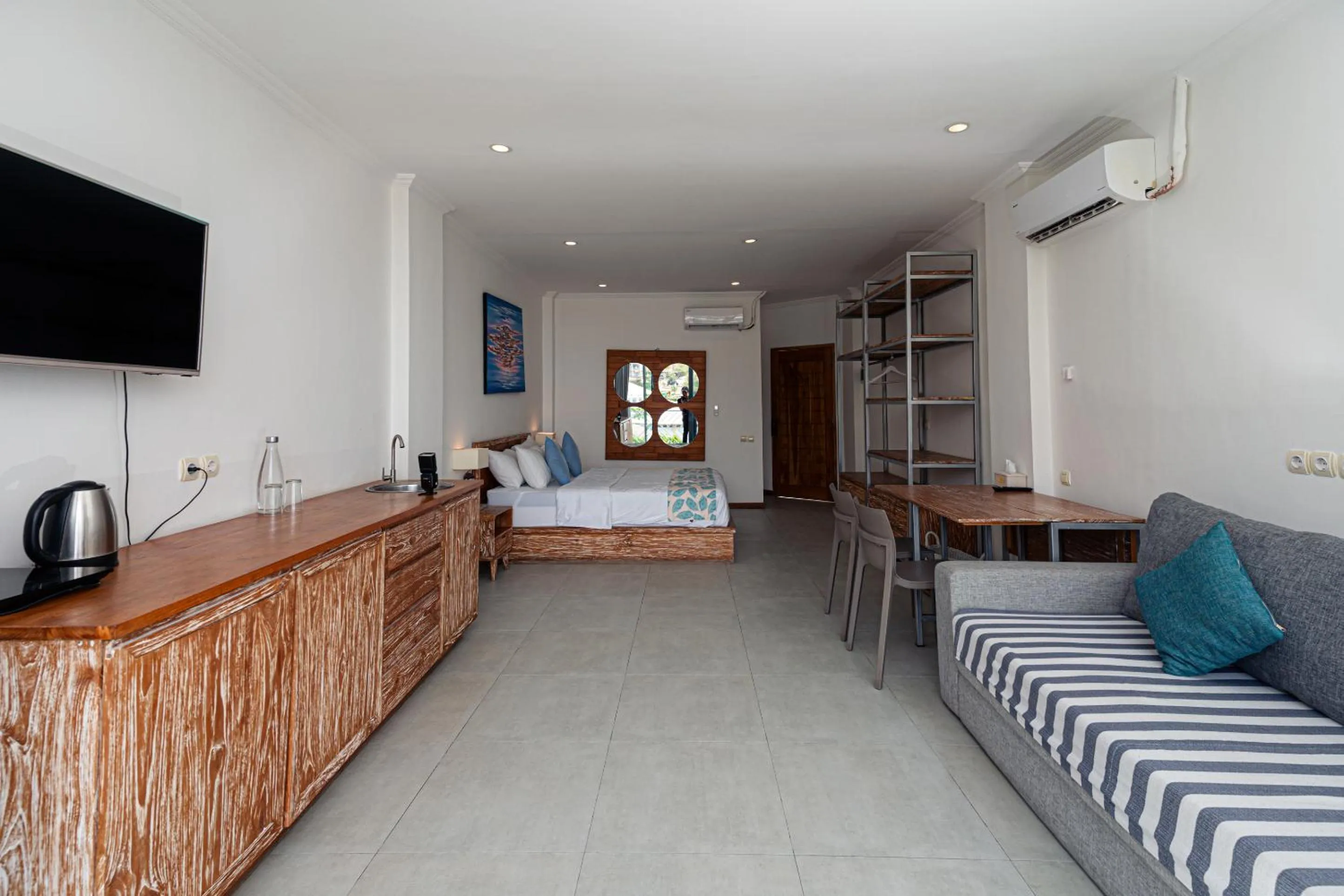 Living room, Bed in Komodo Suites Downtown