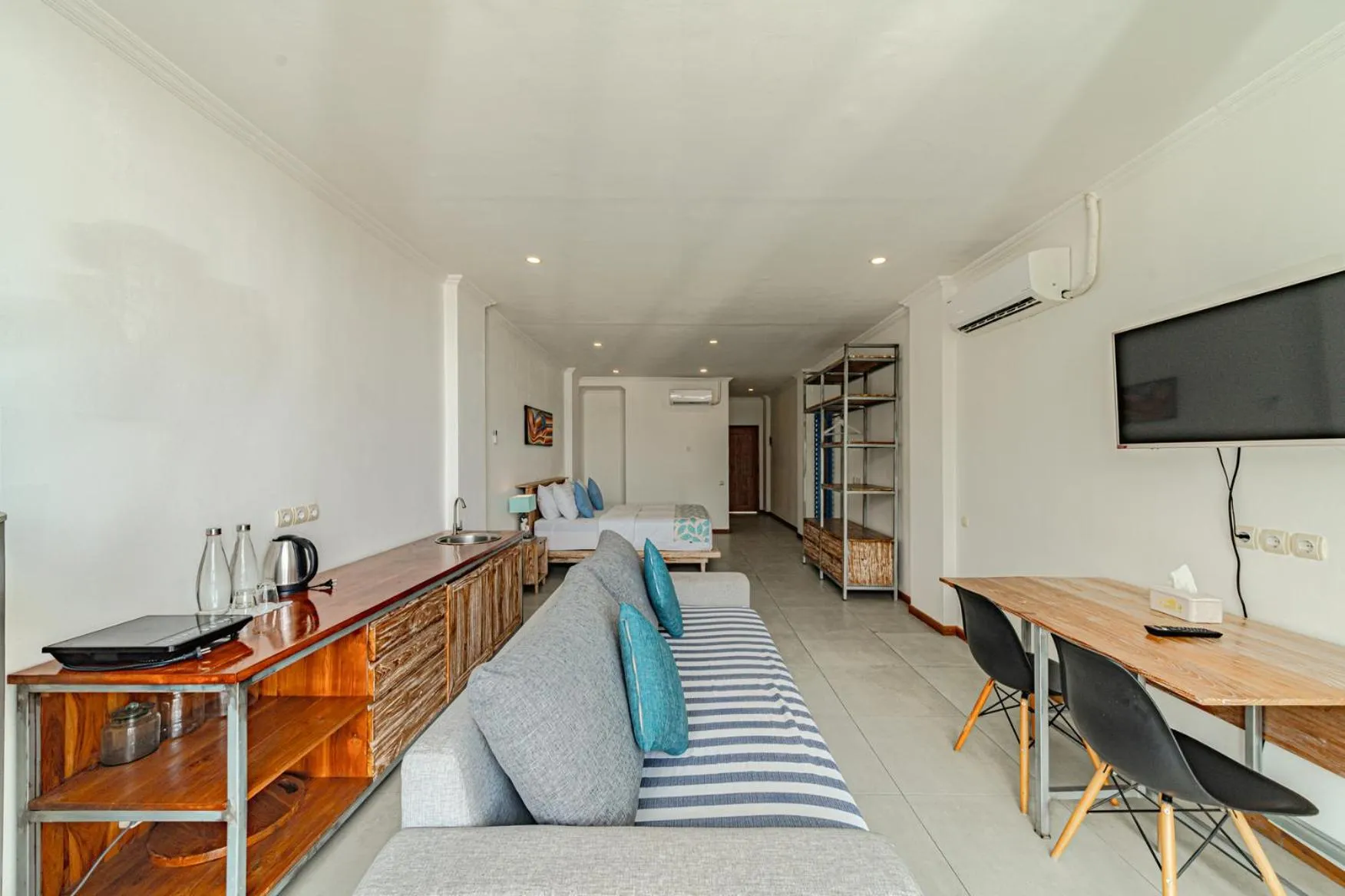 TV and multimedia in Komodo Suites Downtown