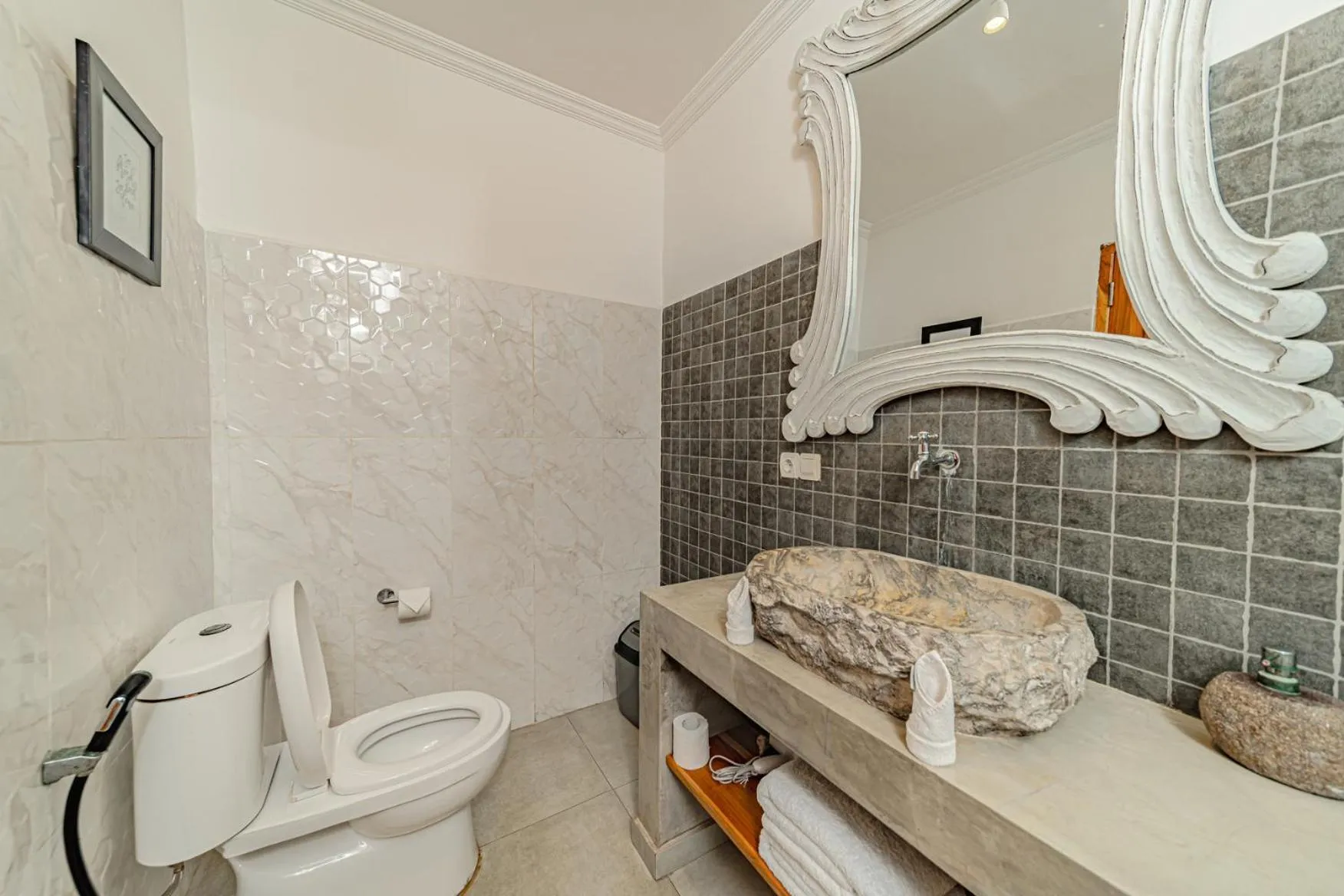 Toilet in Komodo Suites Downtown