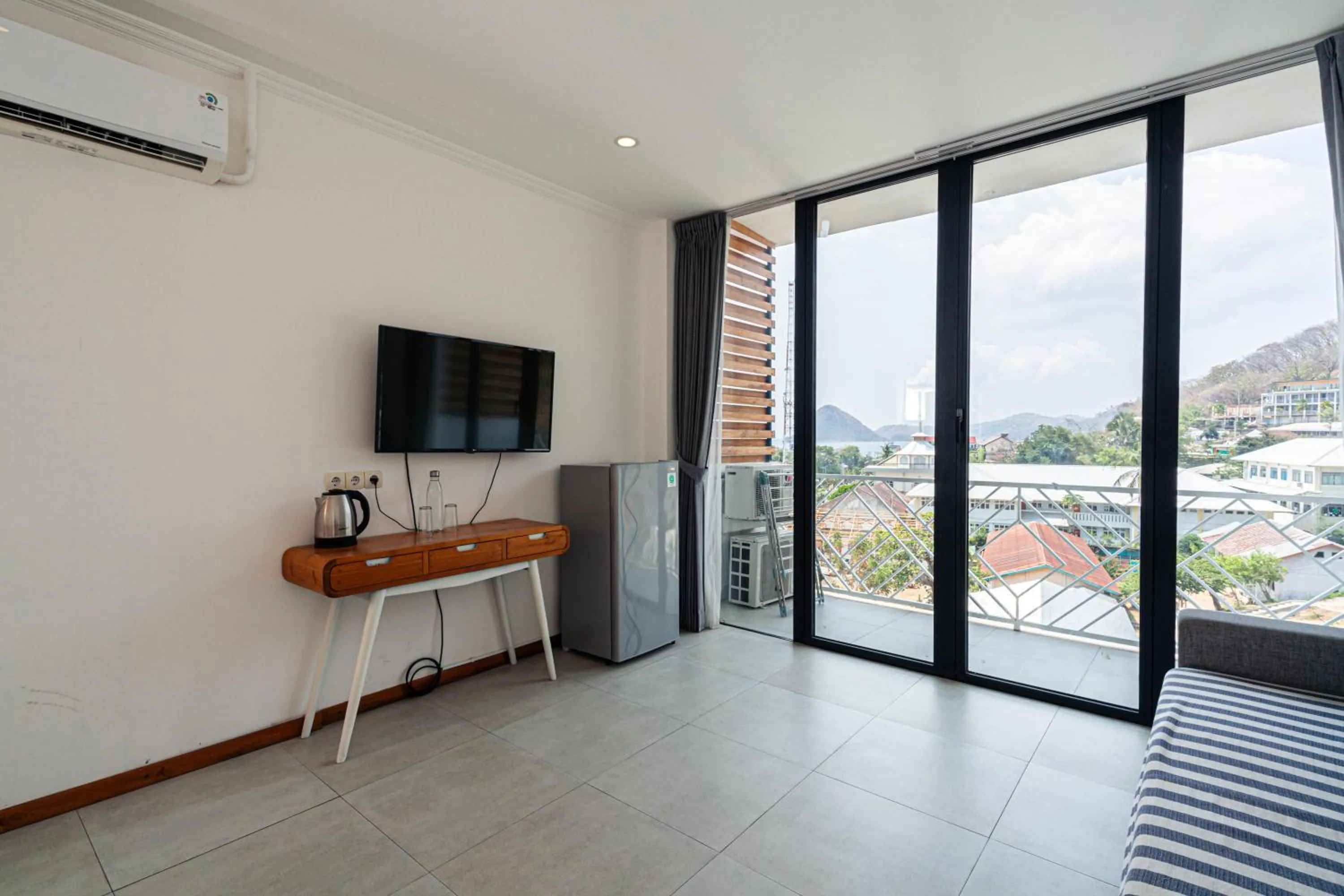 TV and multimedia in Komodo Suites Downtown