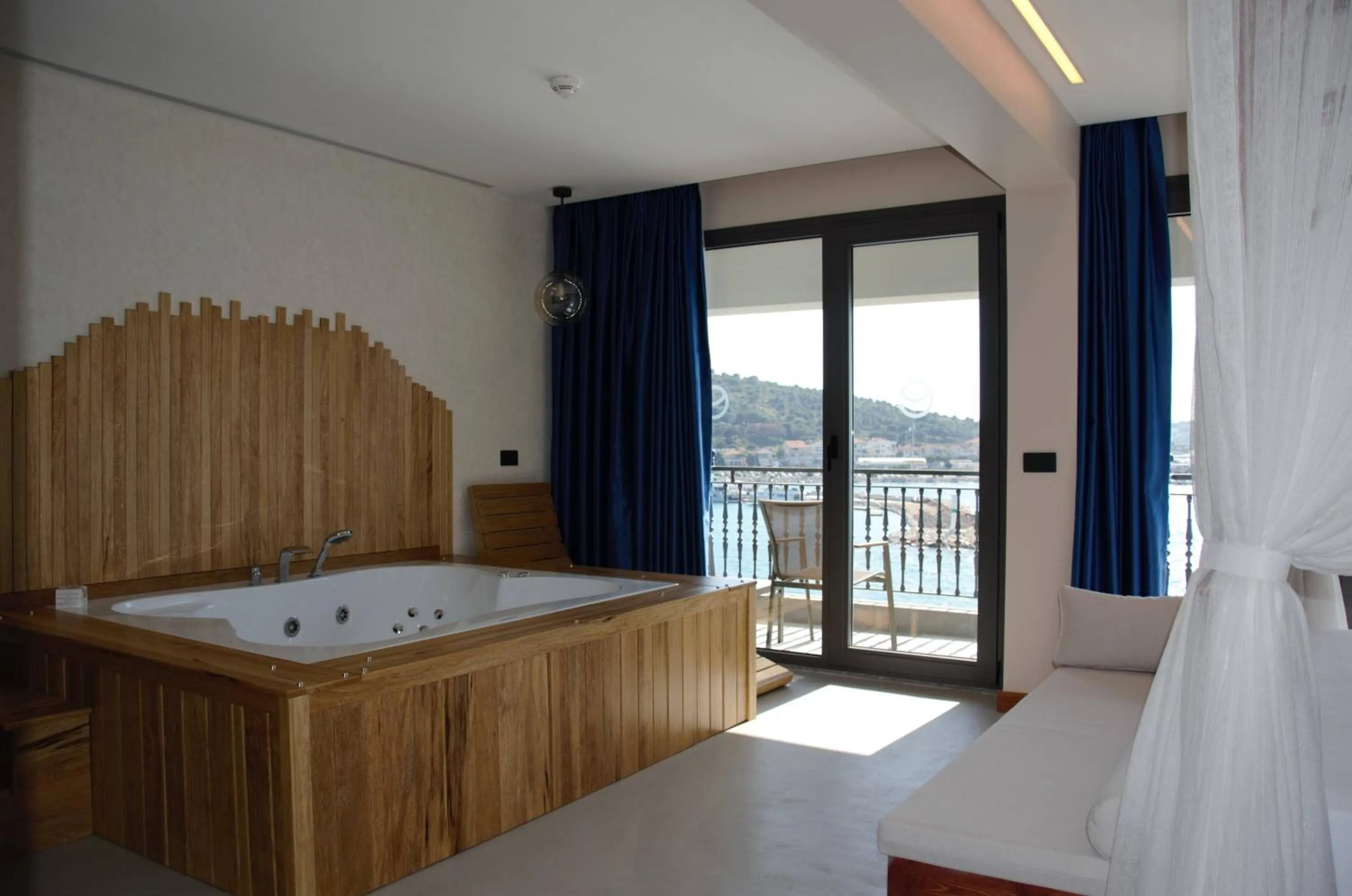 Hot Tub, Bed in ERTAN OTEL