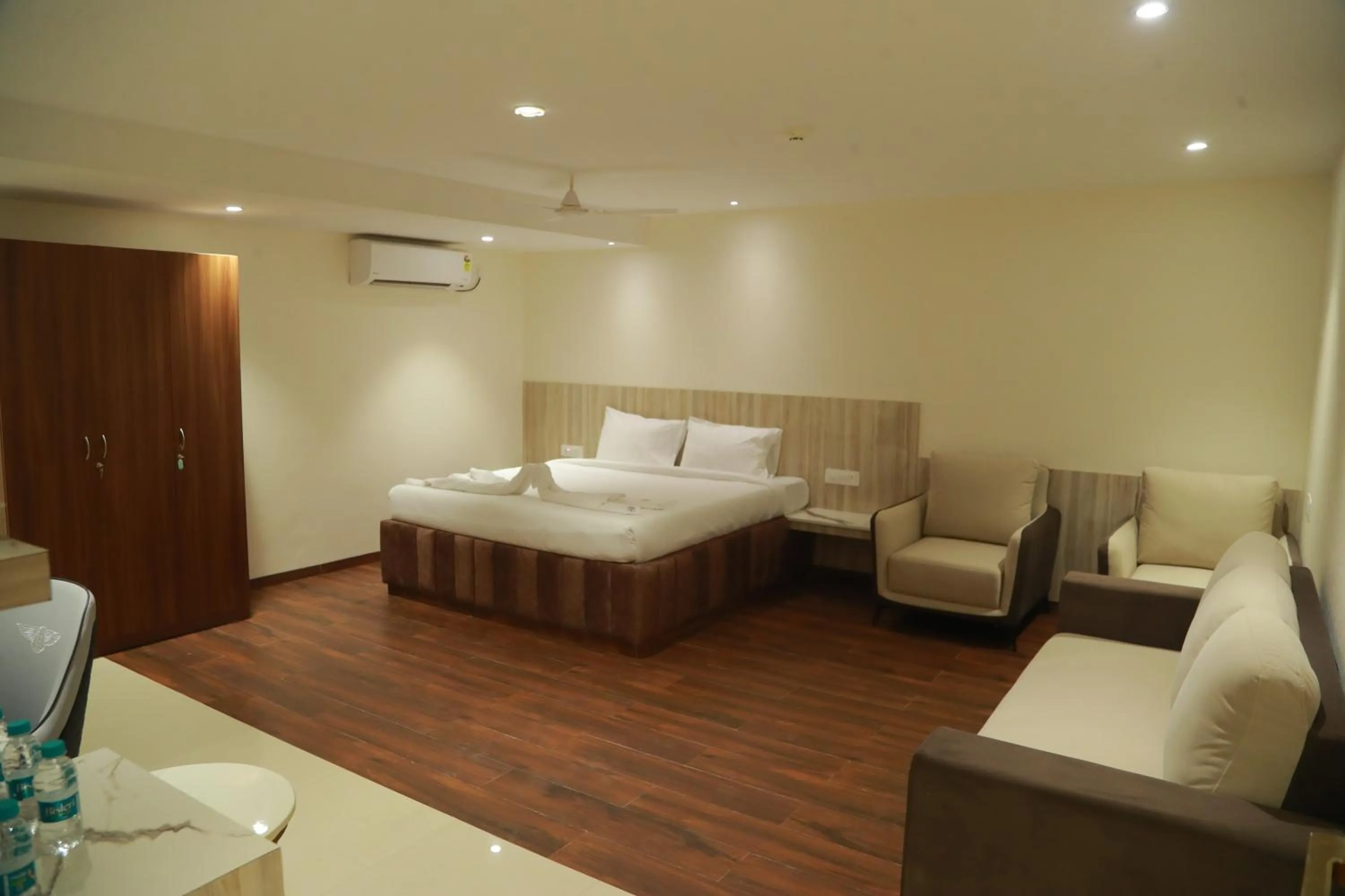 Bedroom, Bed in Grand Manor Suites