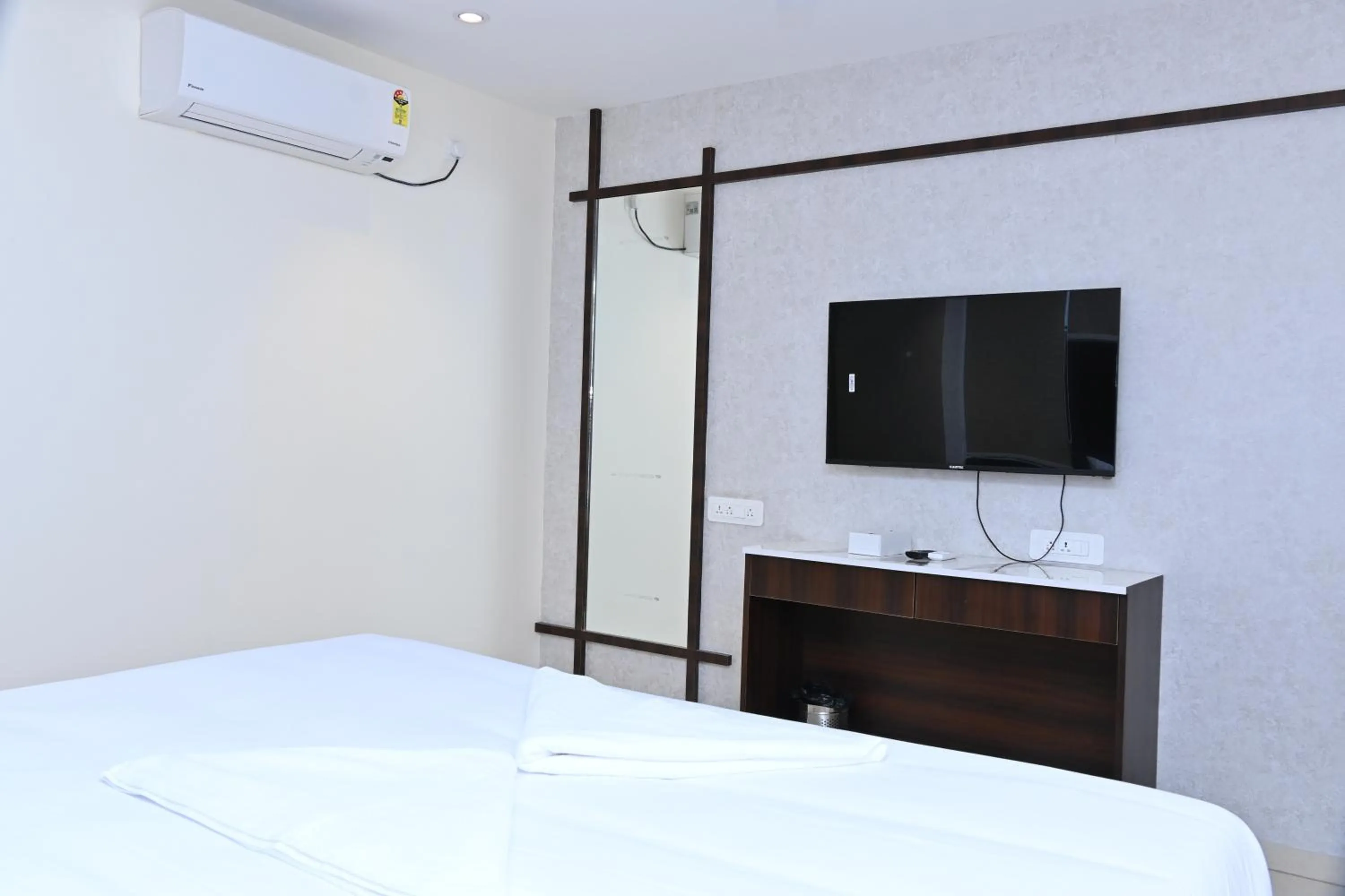 TV and multimedia, Bed in Grand Manor Suites