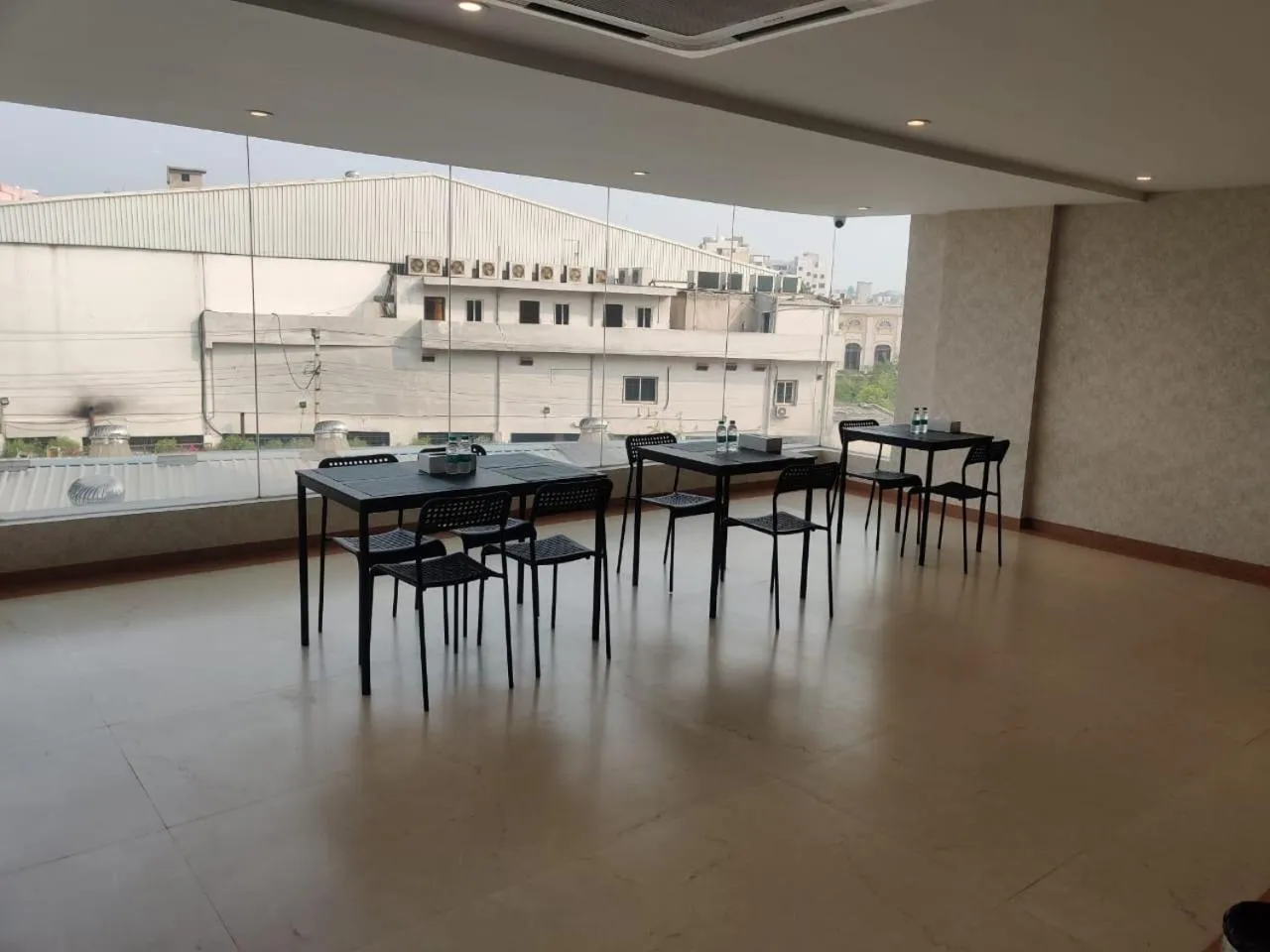 Restaurant/places to eat in Grand Manor Suites