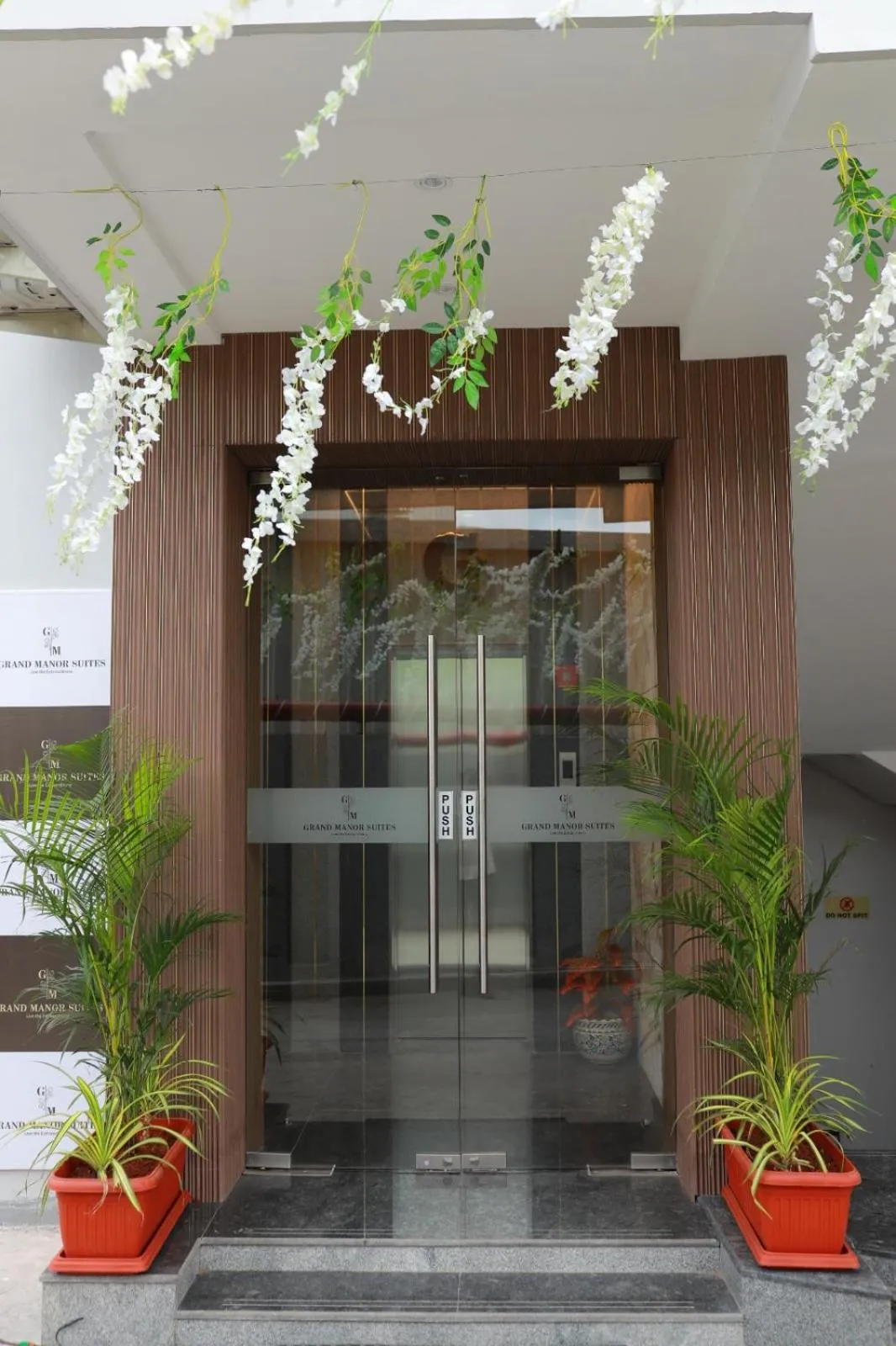 Facade/entrance in Grand Manor Suites