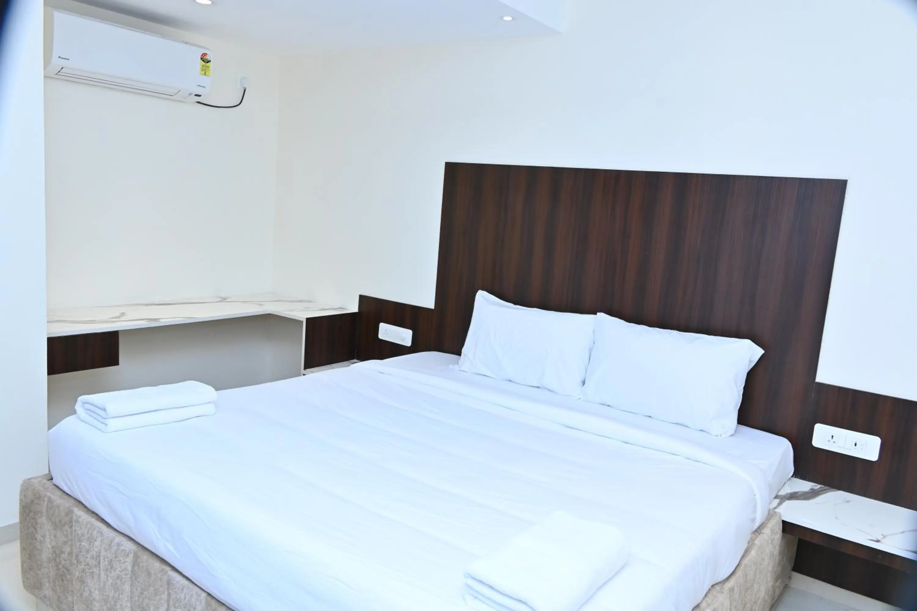 Bedroom, Bed in Grand Manor Suites