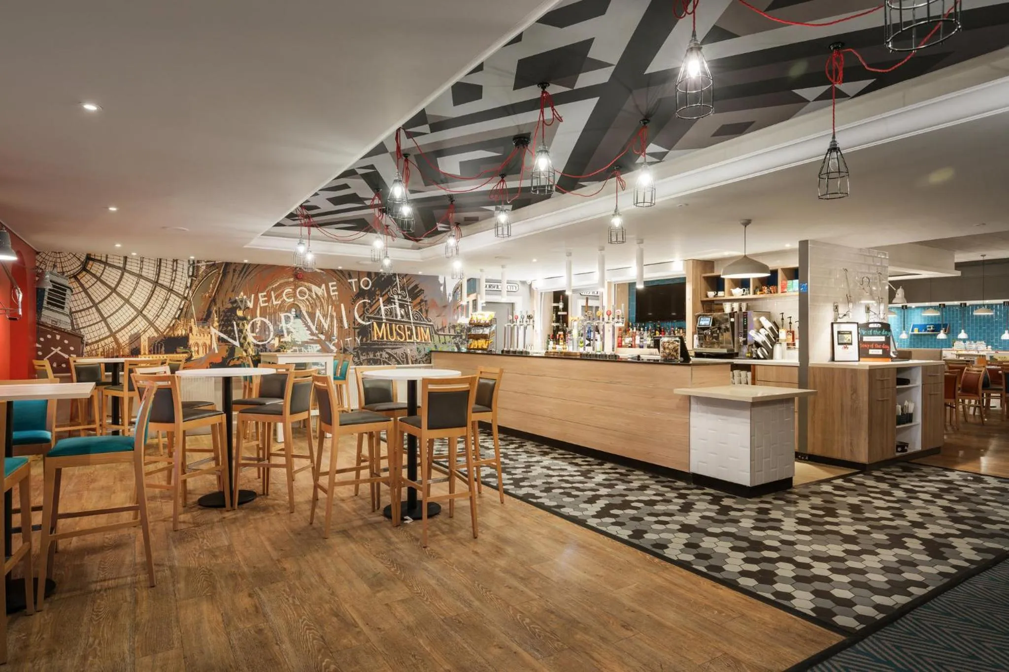 Lounge or bar in Holiday Inn Norwich North by IHG