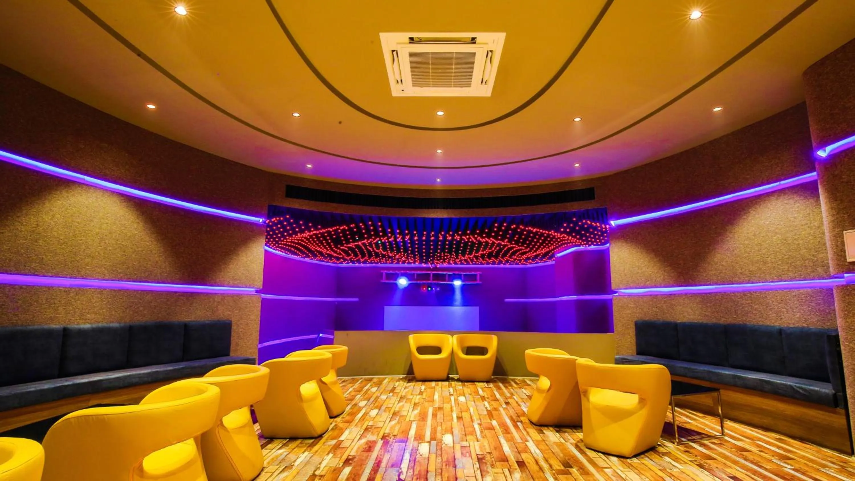 Nightclub / DJ in The Weekend Address