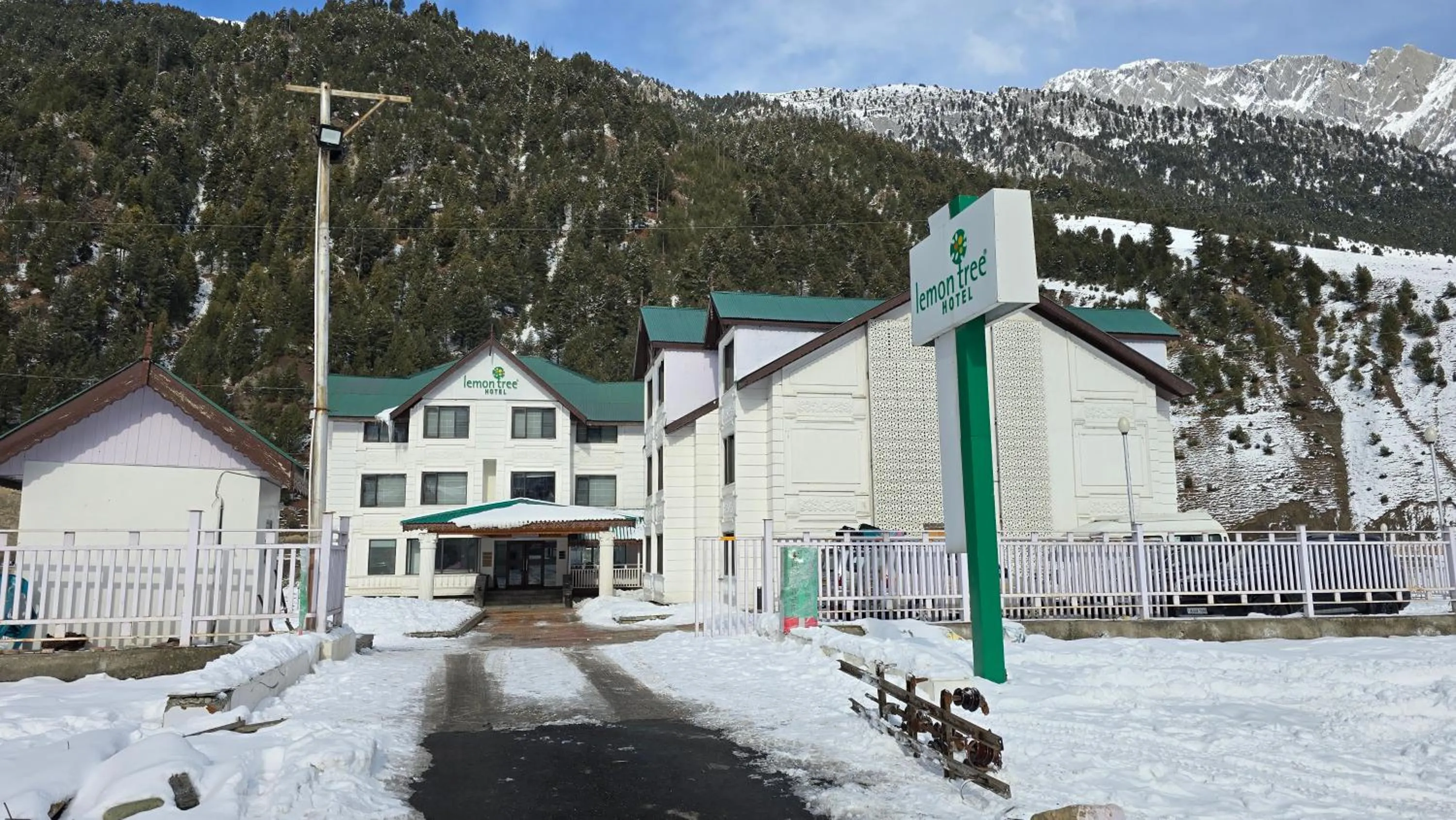 Lemon Tree Hotel, Sonmarg by the Riverside