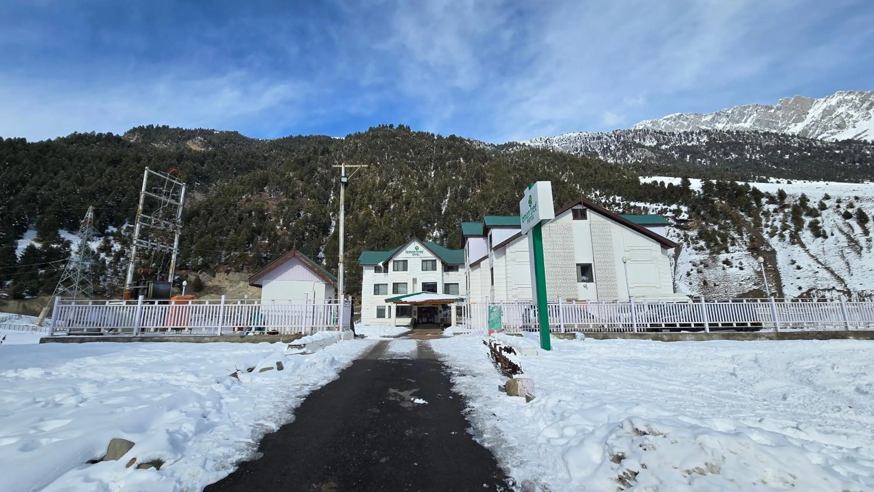 Lemon Tree Hotel, Sonmarg by the Riverside