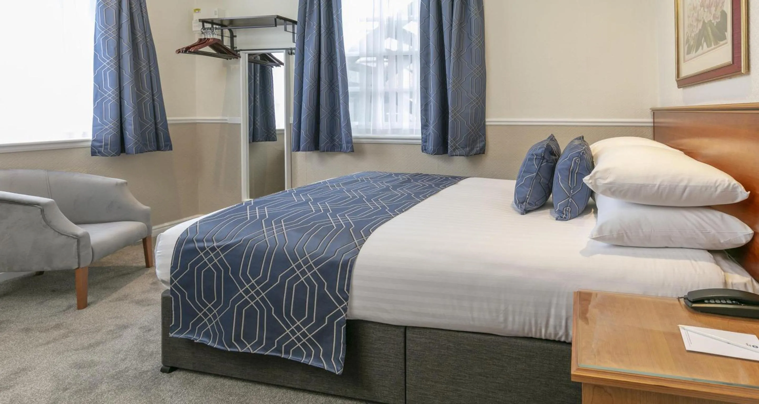 Bedroom, Bed in Best Western Lichfield City Centre The George Hotel