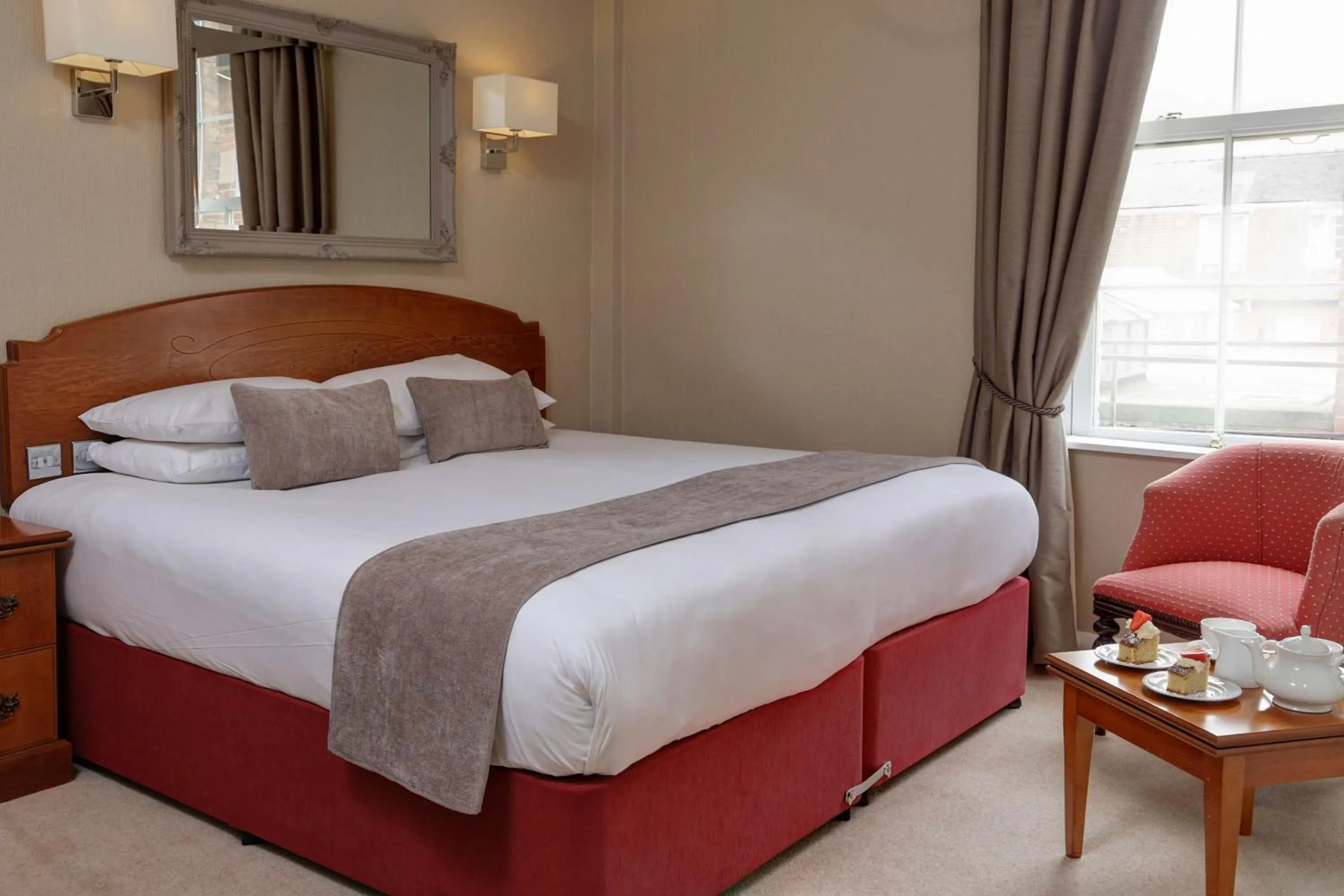 Photo of the whole room, Bed in Best Western Lichfield City Centre The George Hotel