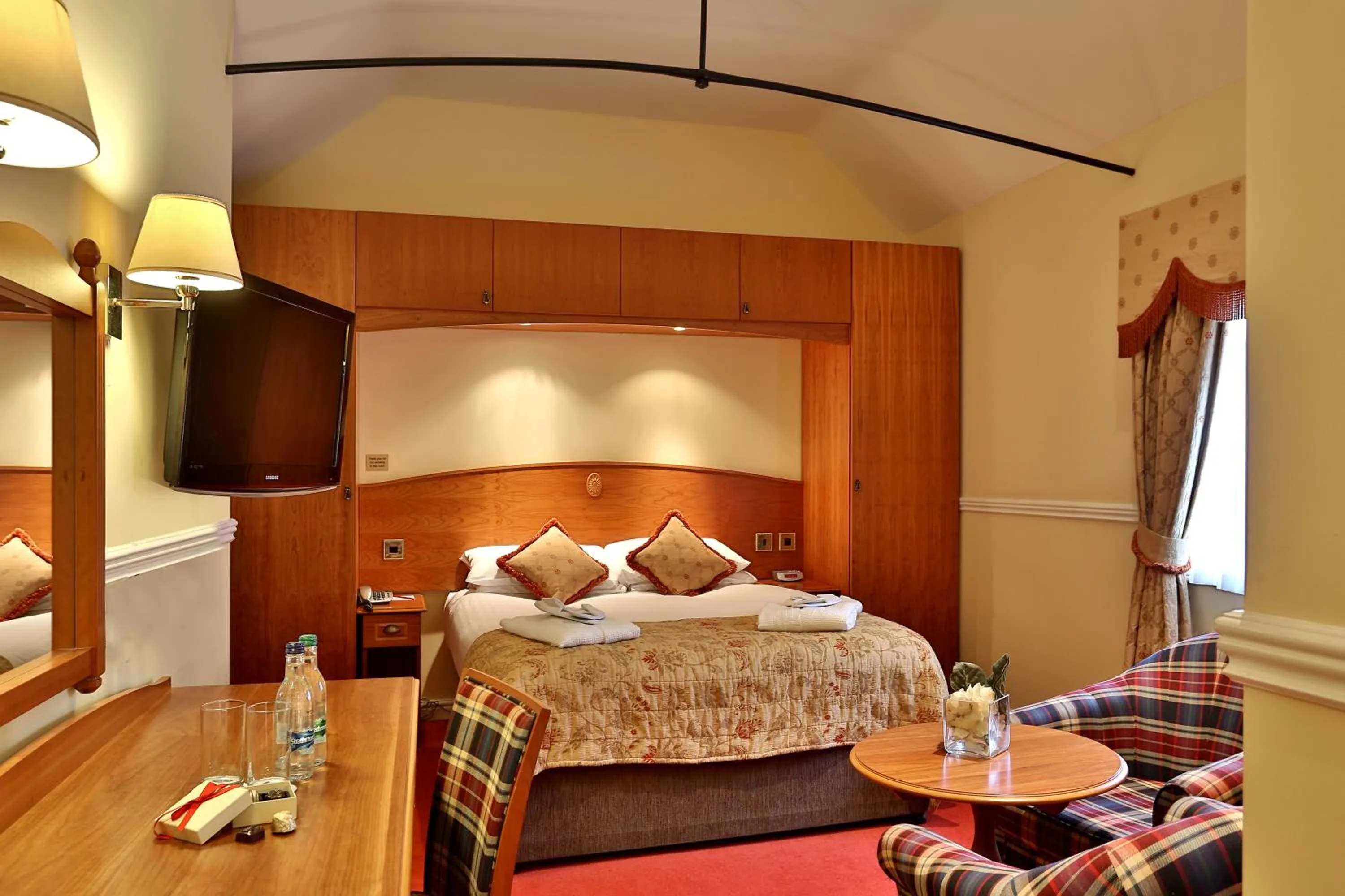 Bedroom, Bed in Best Western Lichfield City Centre The George Hotel