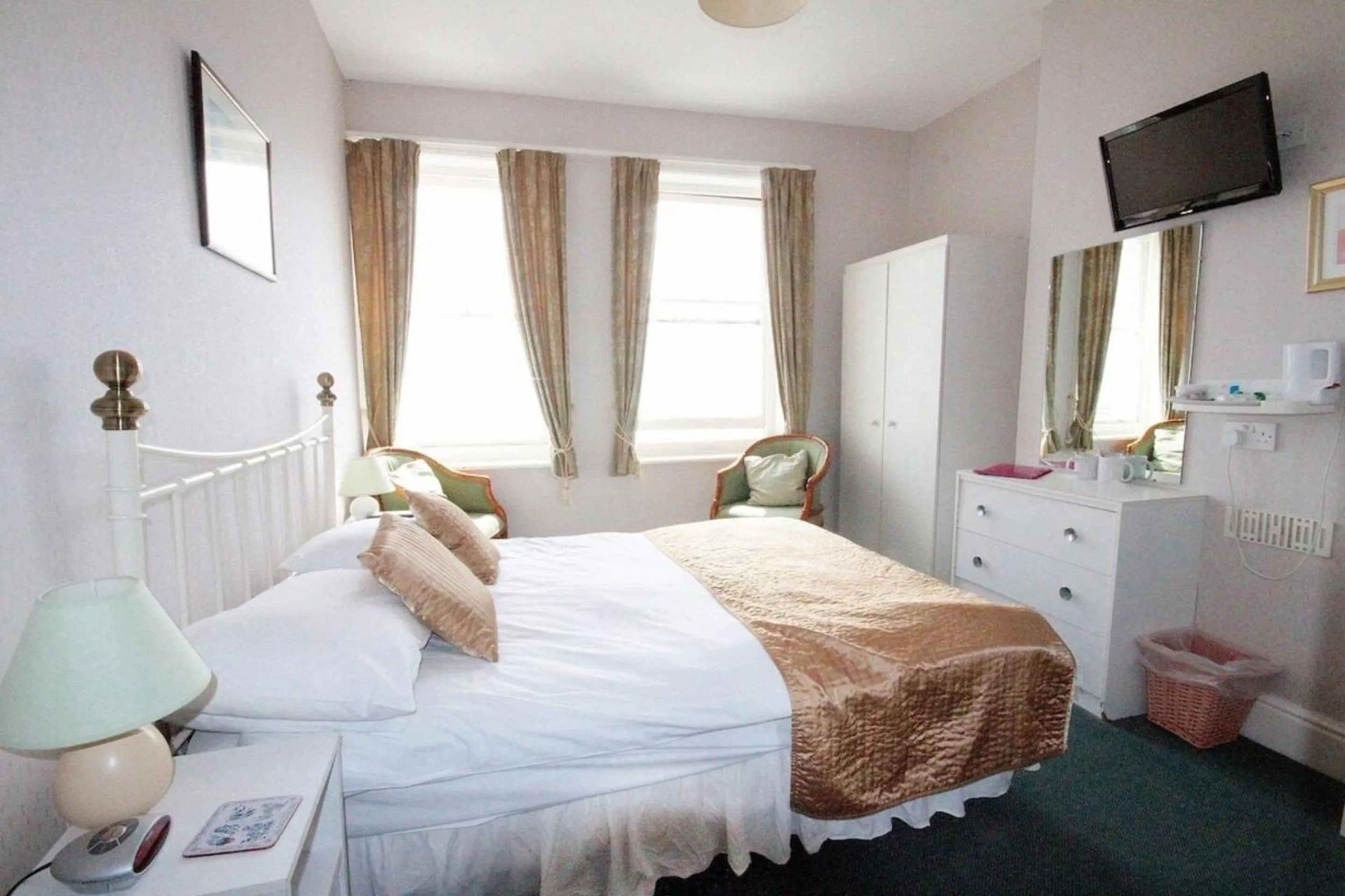 Bedroom in OYO Marine Parade Hotel, Eastbourne Pier