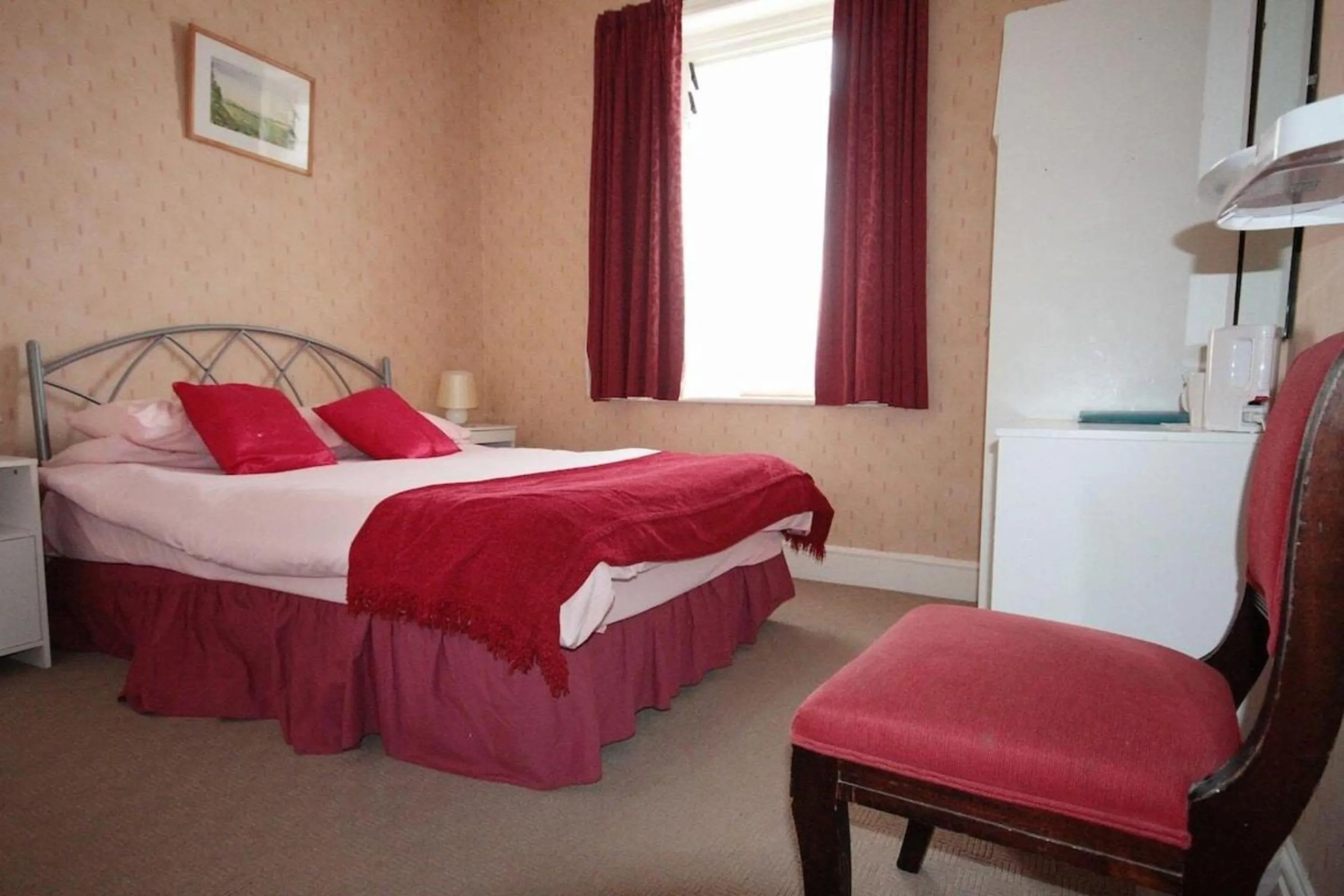 Bedroom in OYO Marine Parade Hotel, Eastbourne Pier