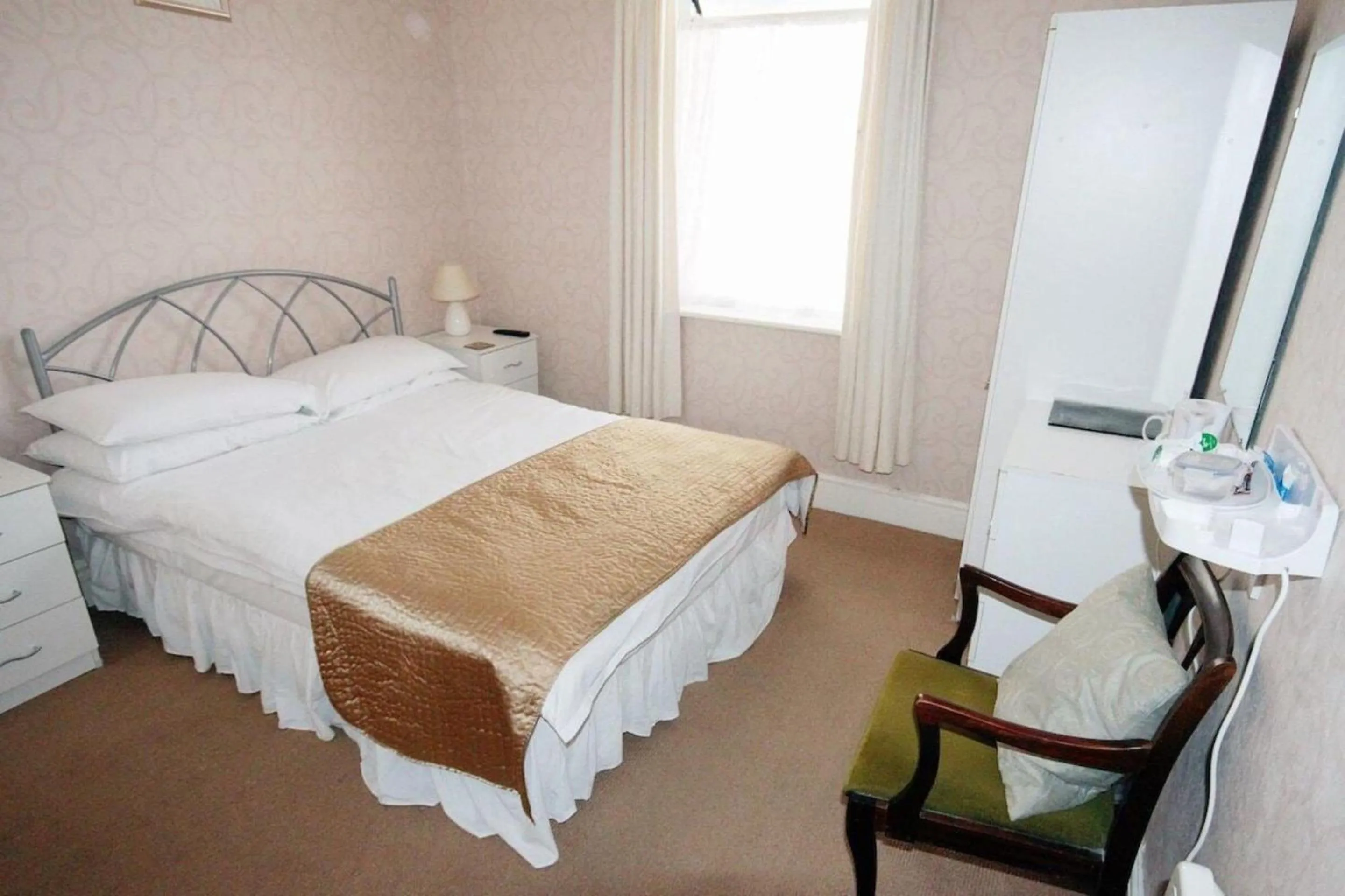 Bedroom in OYO Marine Parade Hotel, Eastbourne Pier