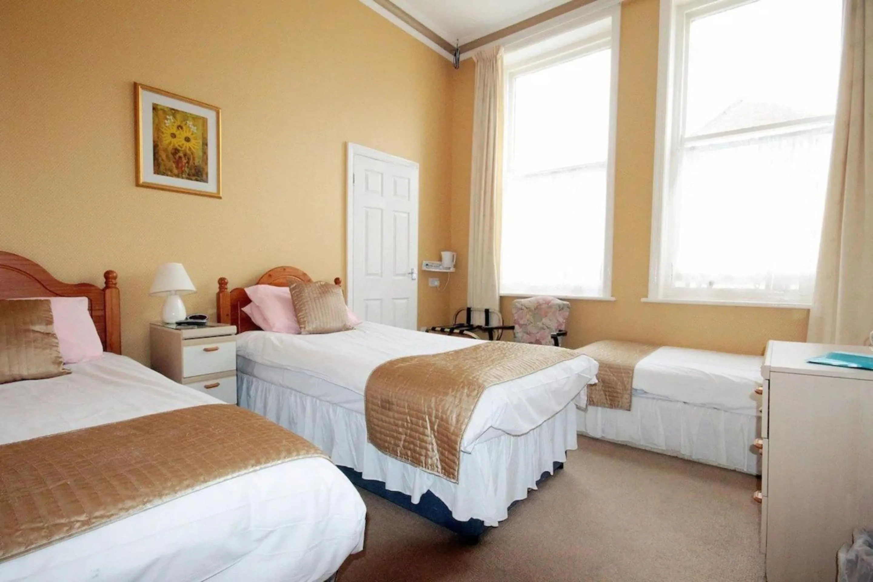 Bedroom in OYO Marine Parade Hotel, Eastbourne Pier