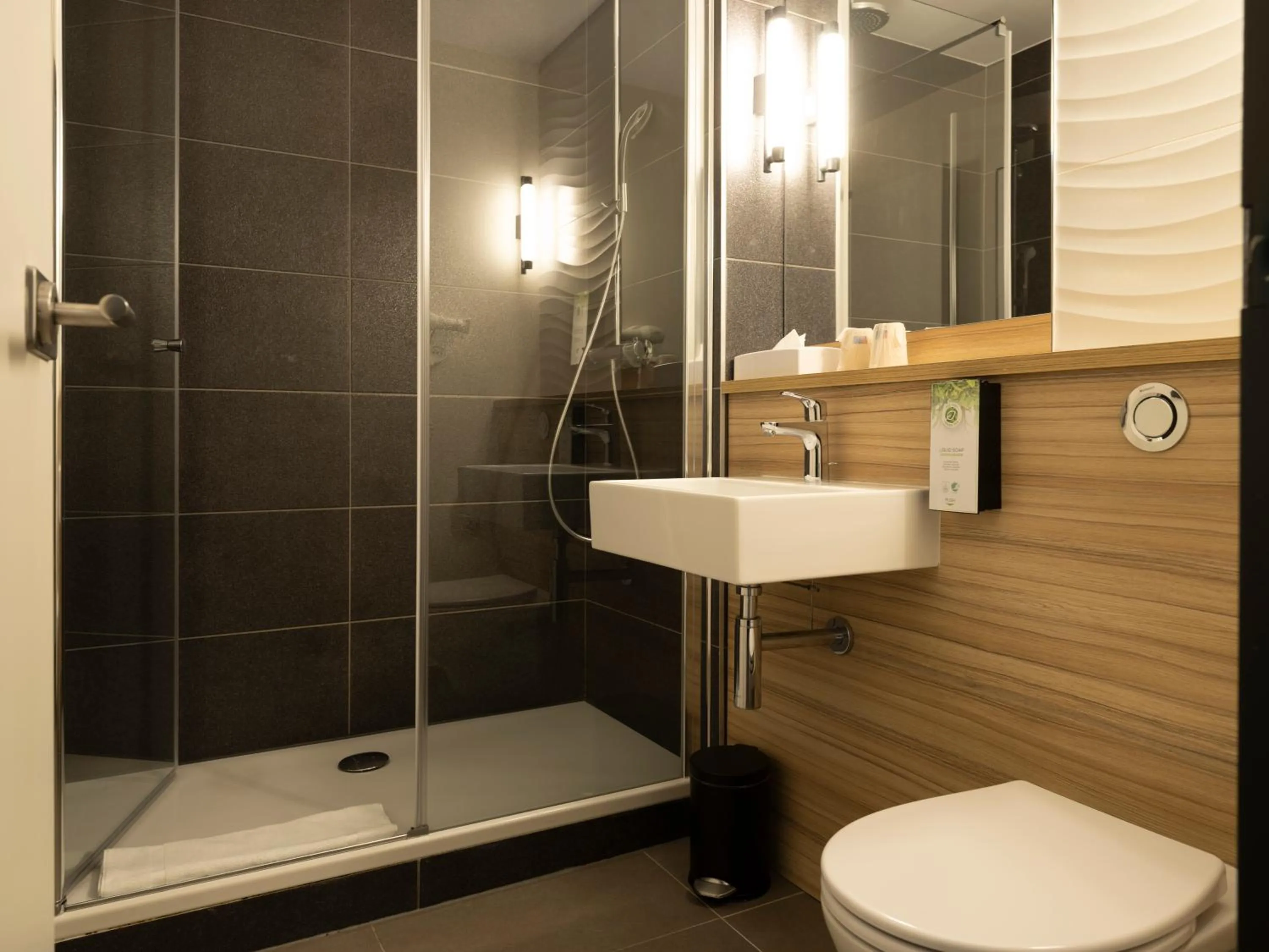 Bathroom in Campanile Hotel & Restaurant Amsterdam Zuid-Oost