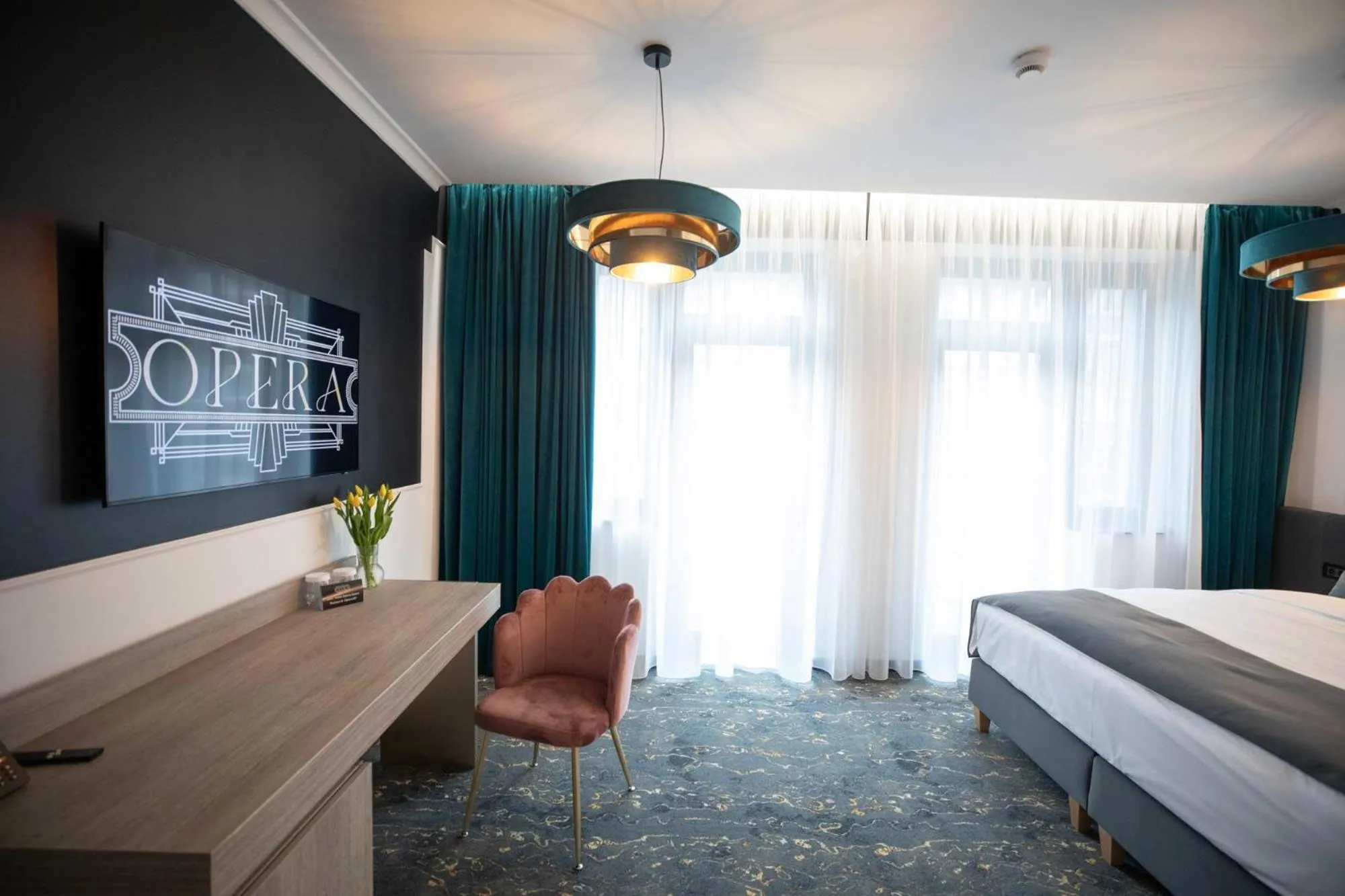 Seating area, Bed in Opera Hotel