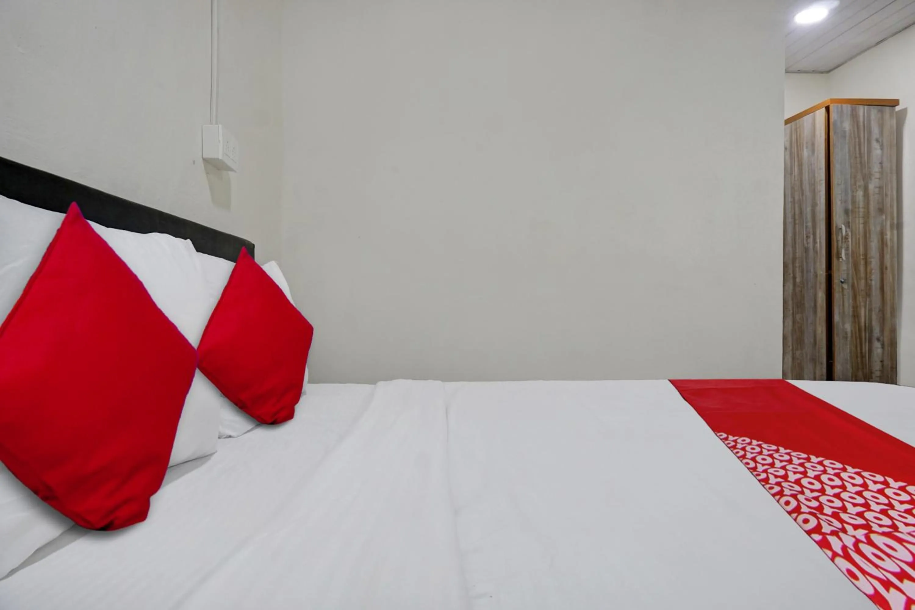 Facade/entrance, Bed in Hotel O Metro View