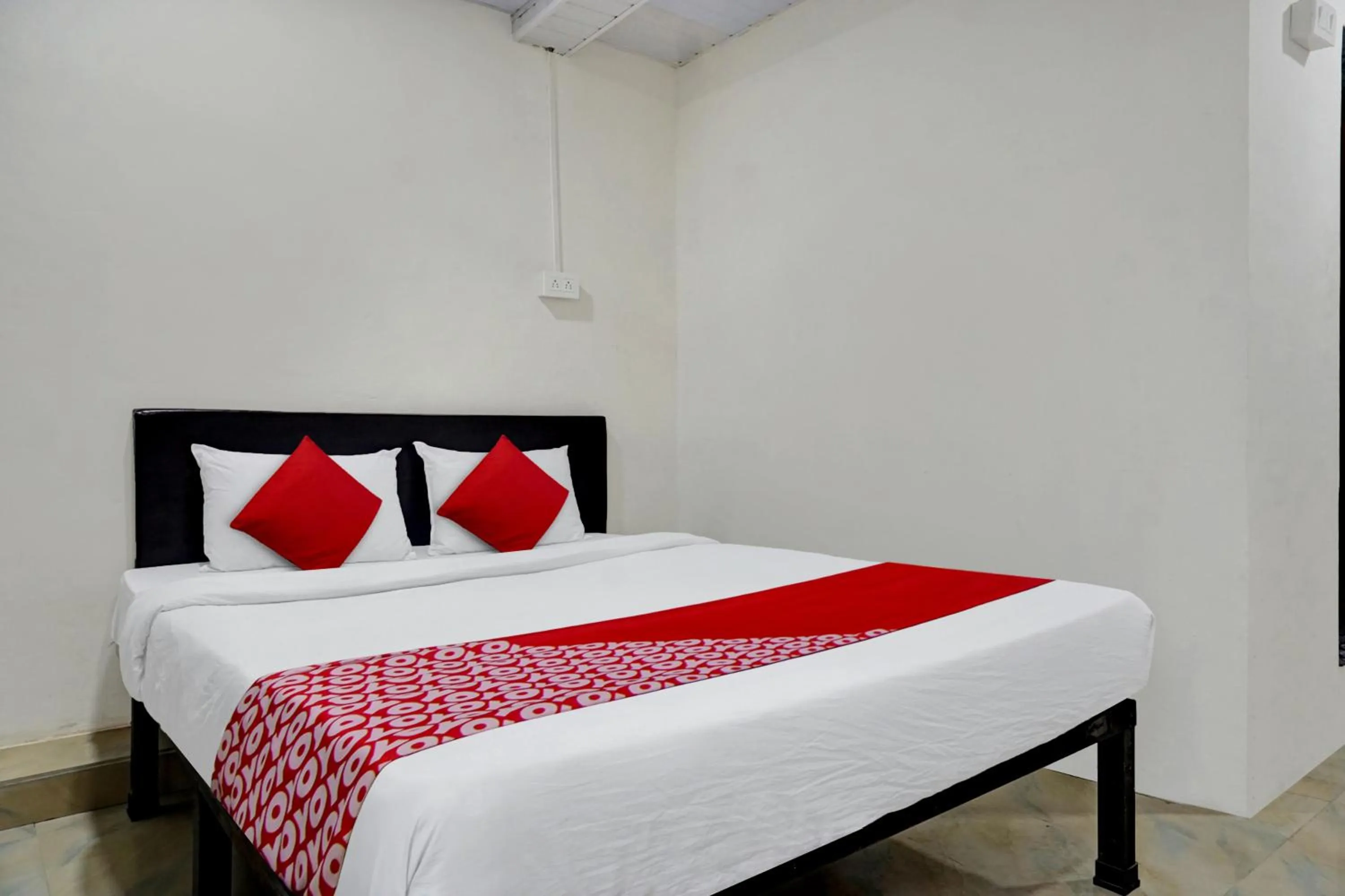 Bathroom, Bed in Hotel O Metro View