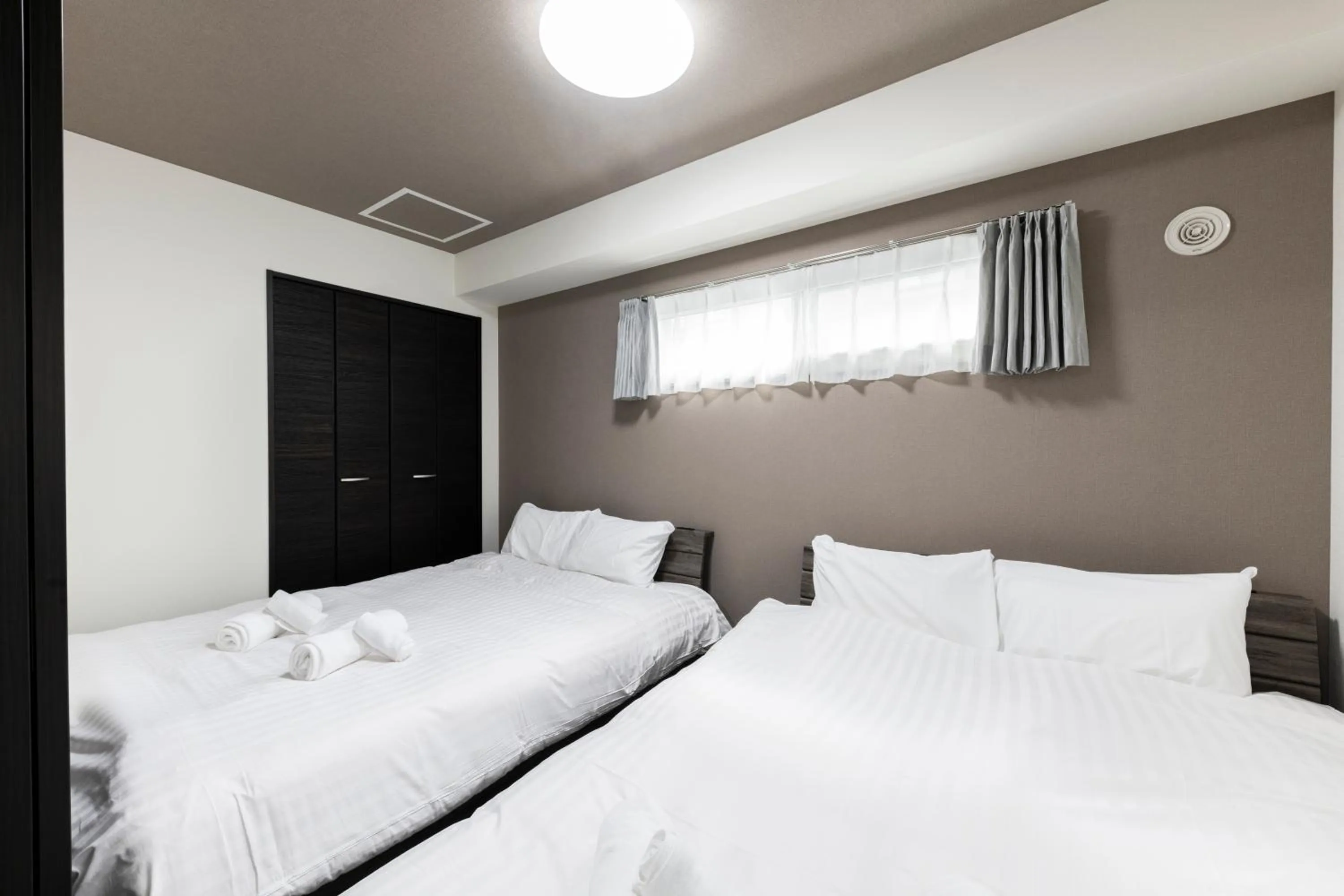 Bedroom, Bed in Essence