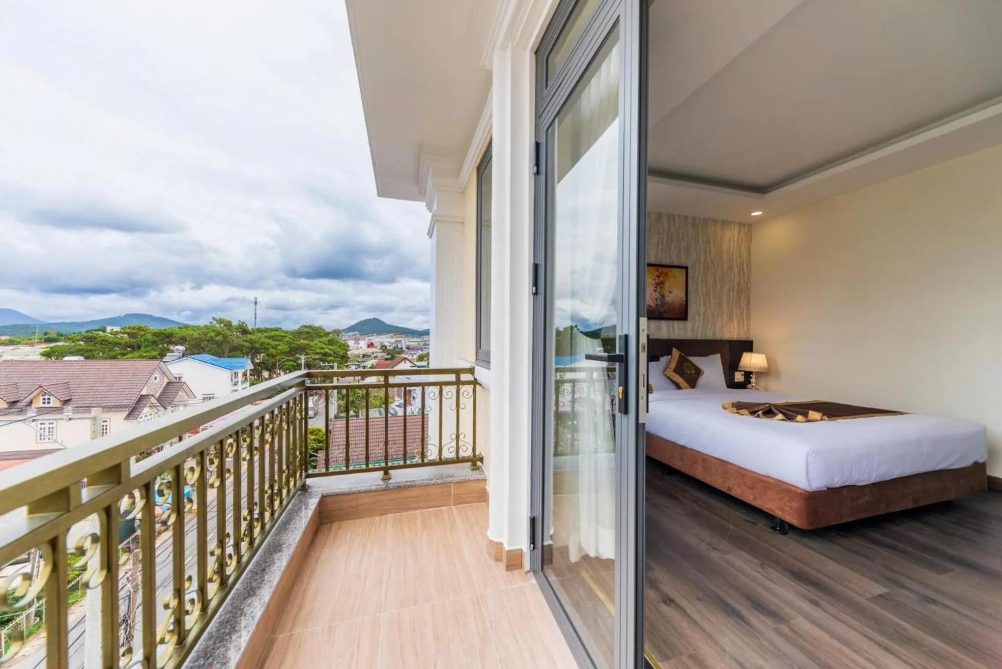 Balcony/Terrace, Bed in ROYAL DRAGON HOTEL