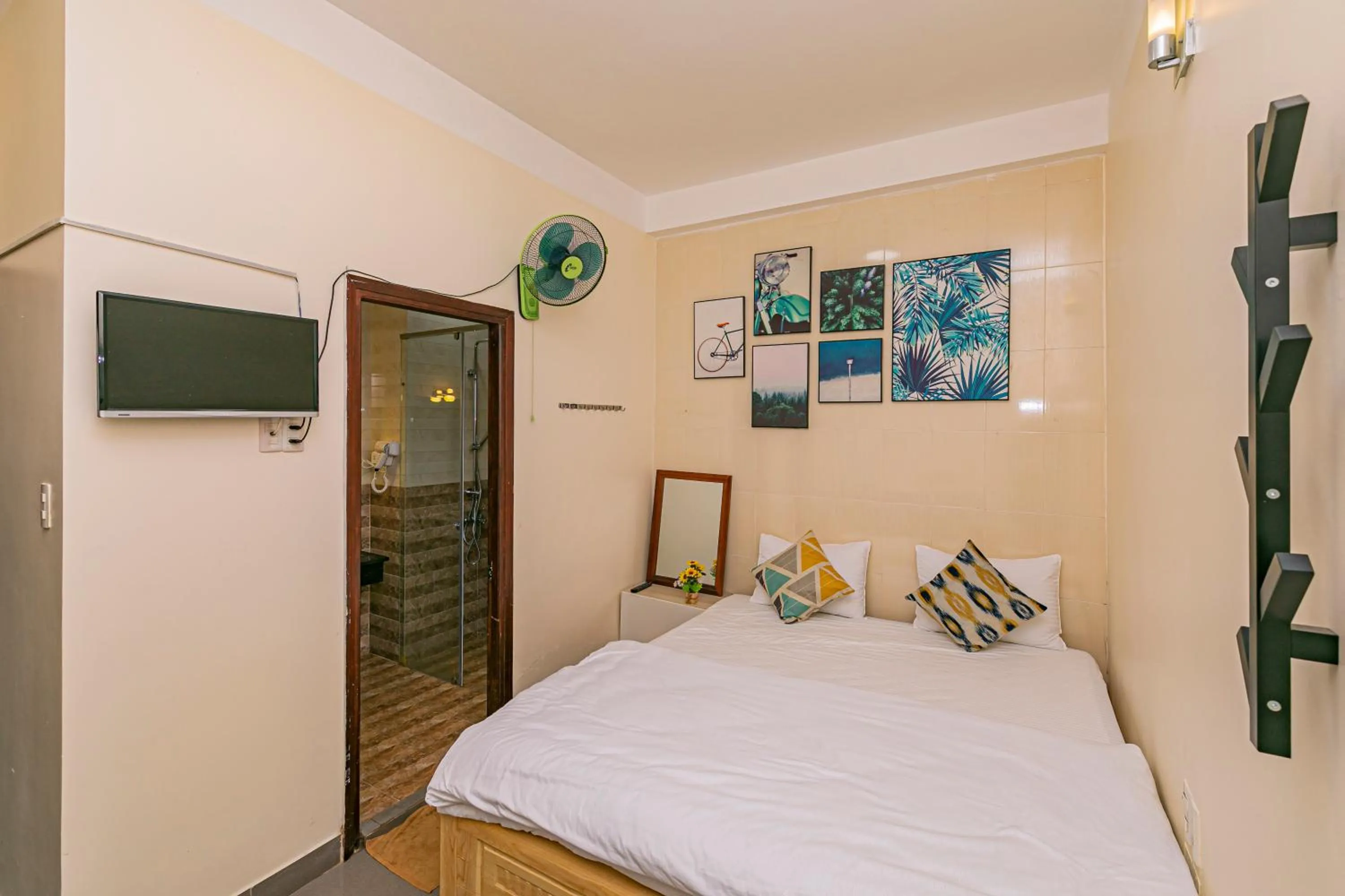 Photo of the whole room, Bed in Thang Lap Hotel