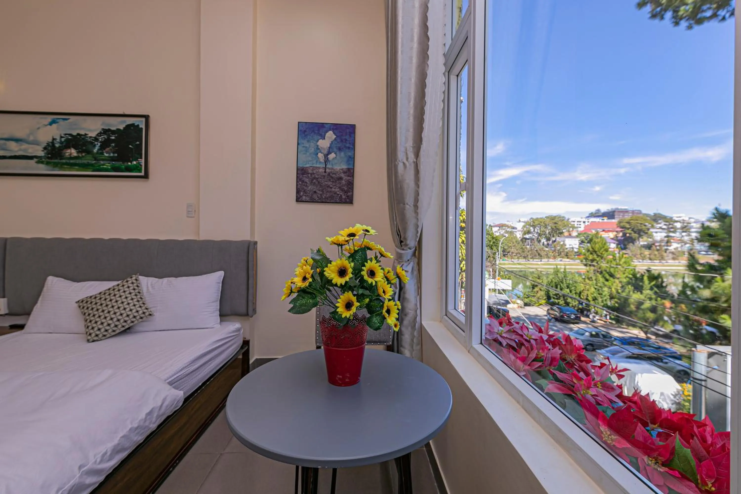 Balcony/Terrace, Bed in Thang Lap Hotel