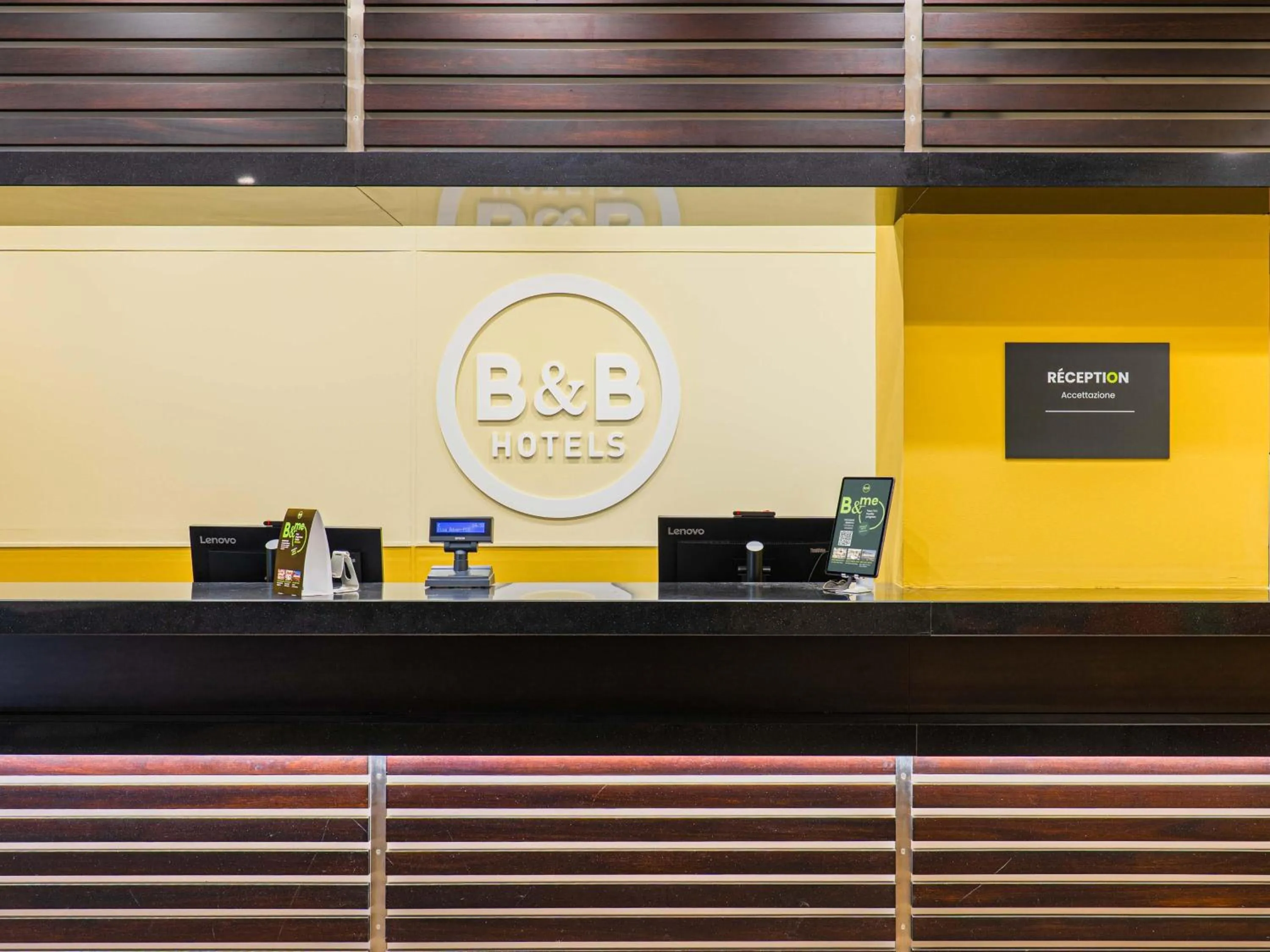 Lobby or reception in B&B HOTEL Fabriano Janus