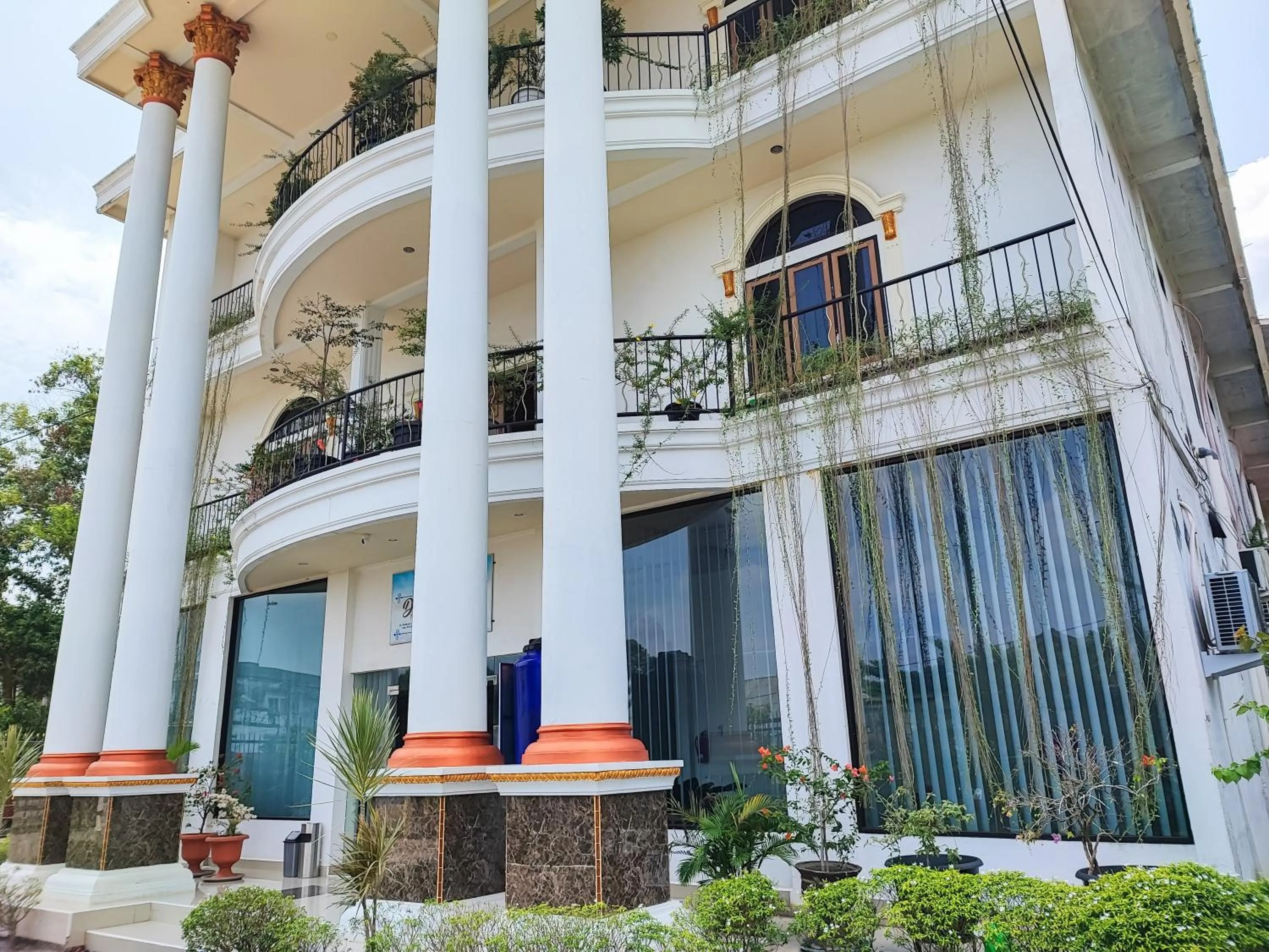 Property building in RedDoorz Plus Syariah near Simpang Rimbo Jambi 2