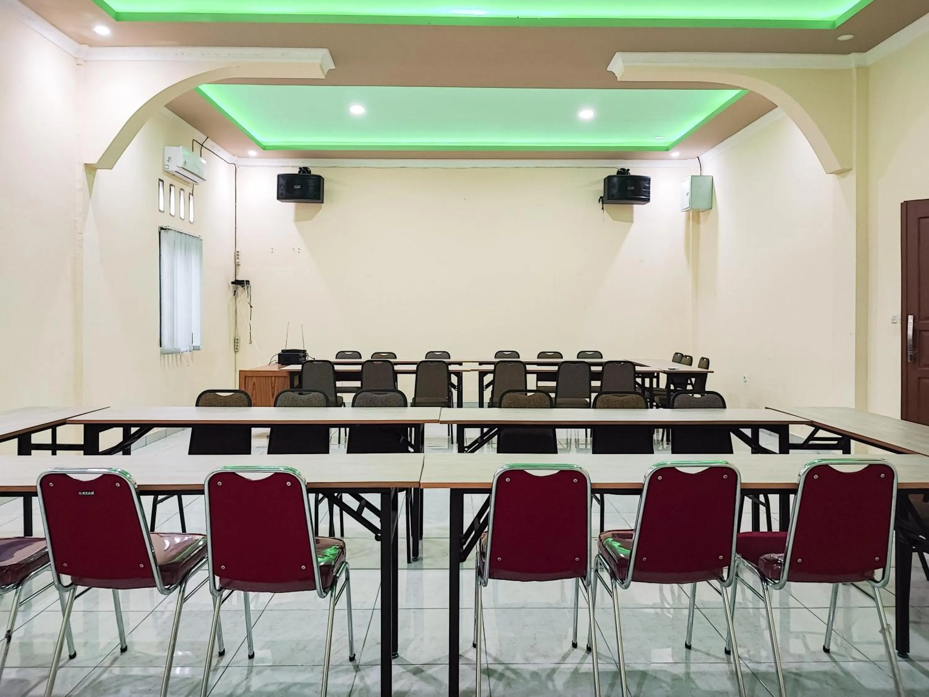 Restaurant/places to eat in RedDoorz Plus Syariah near Simpang Rimbo Jambi 2