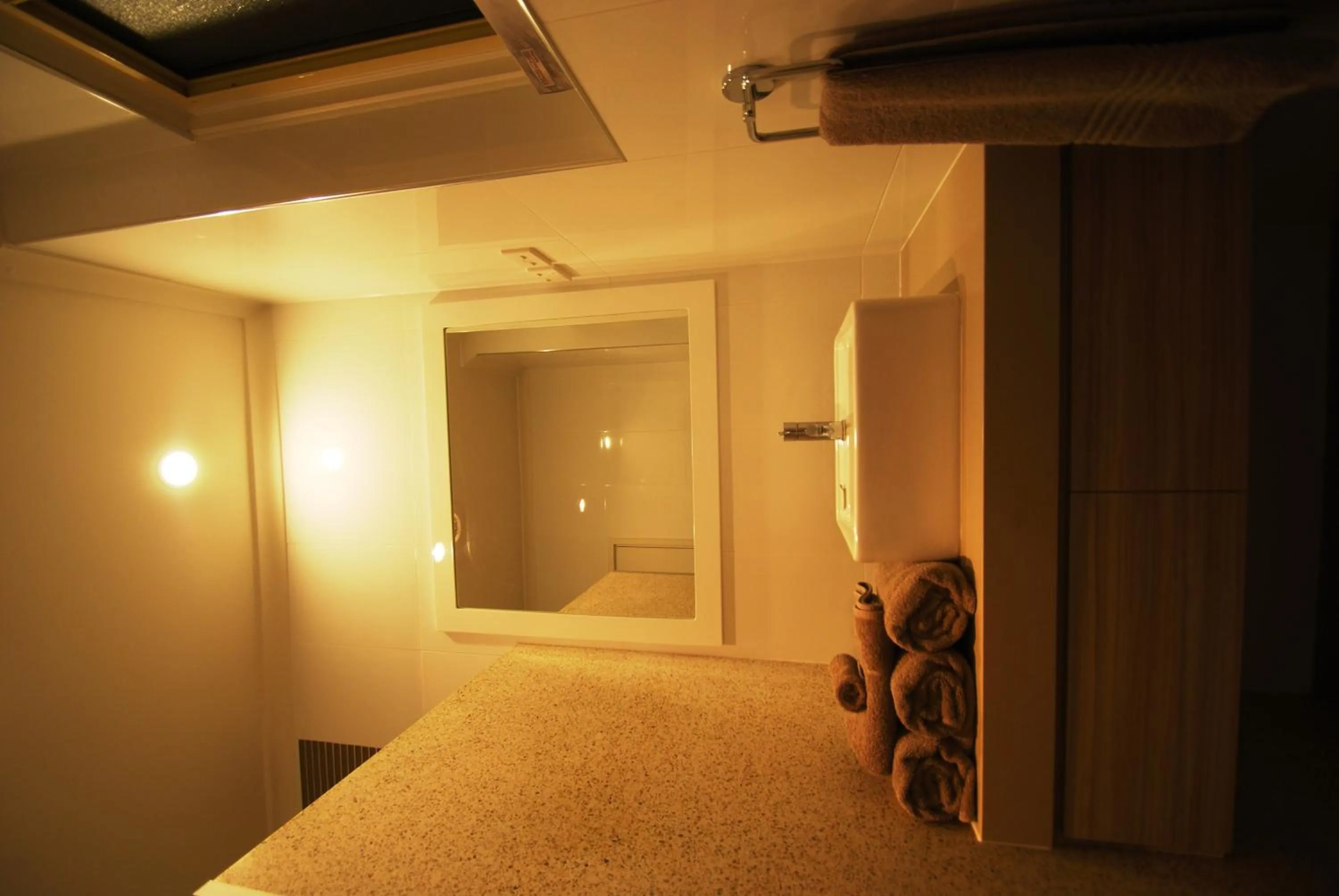 Bathroom, Bed in Comfort Inn & Suites Augusta Westside