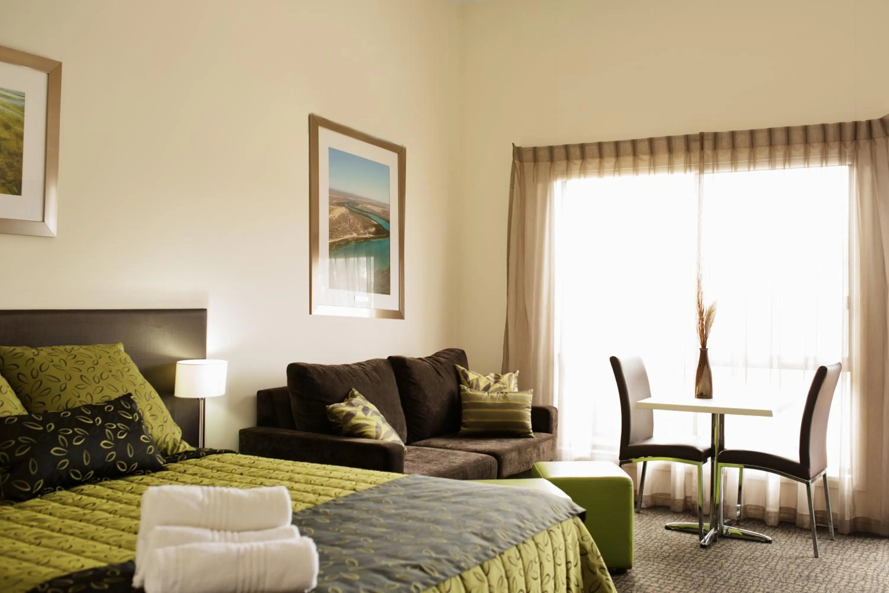 Living room, Bed in Comfort Inn & Suites Augusta Westside