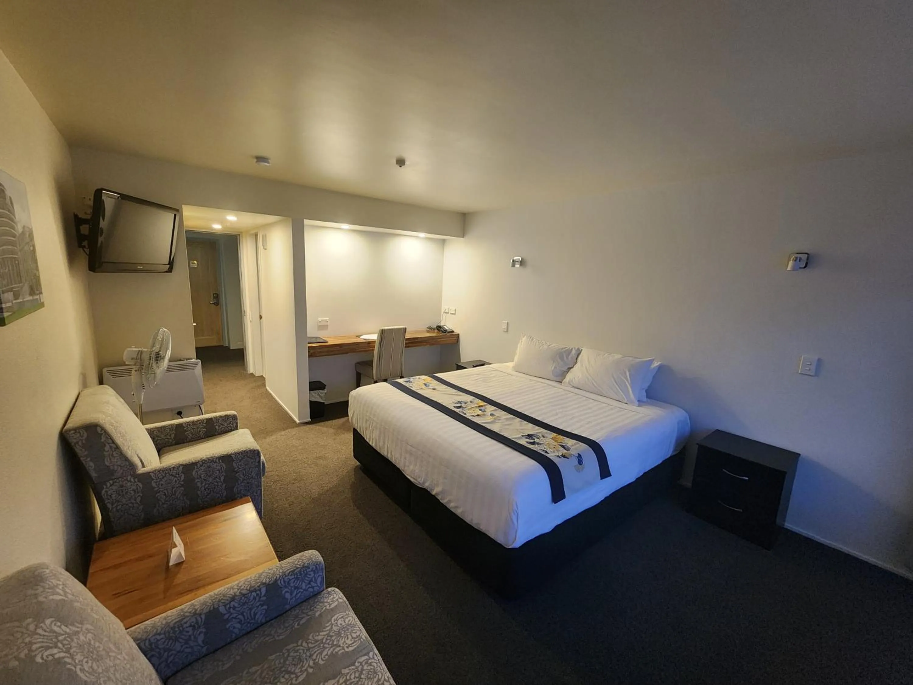 Photo of the whole room, Bed in The Angus Hotel